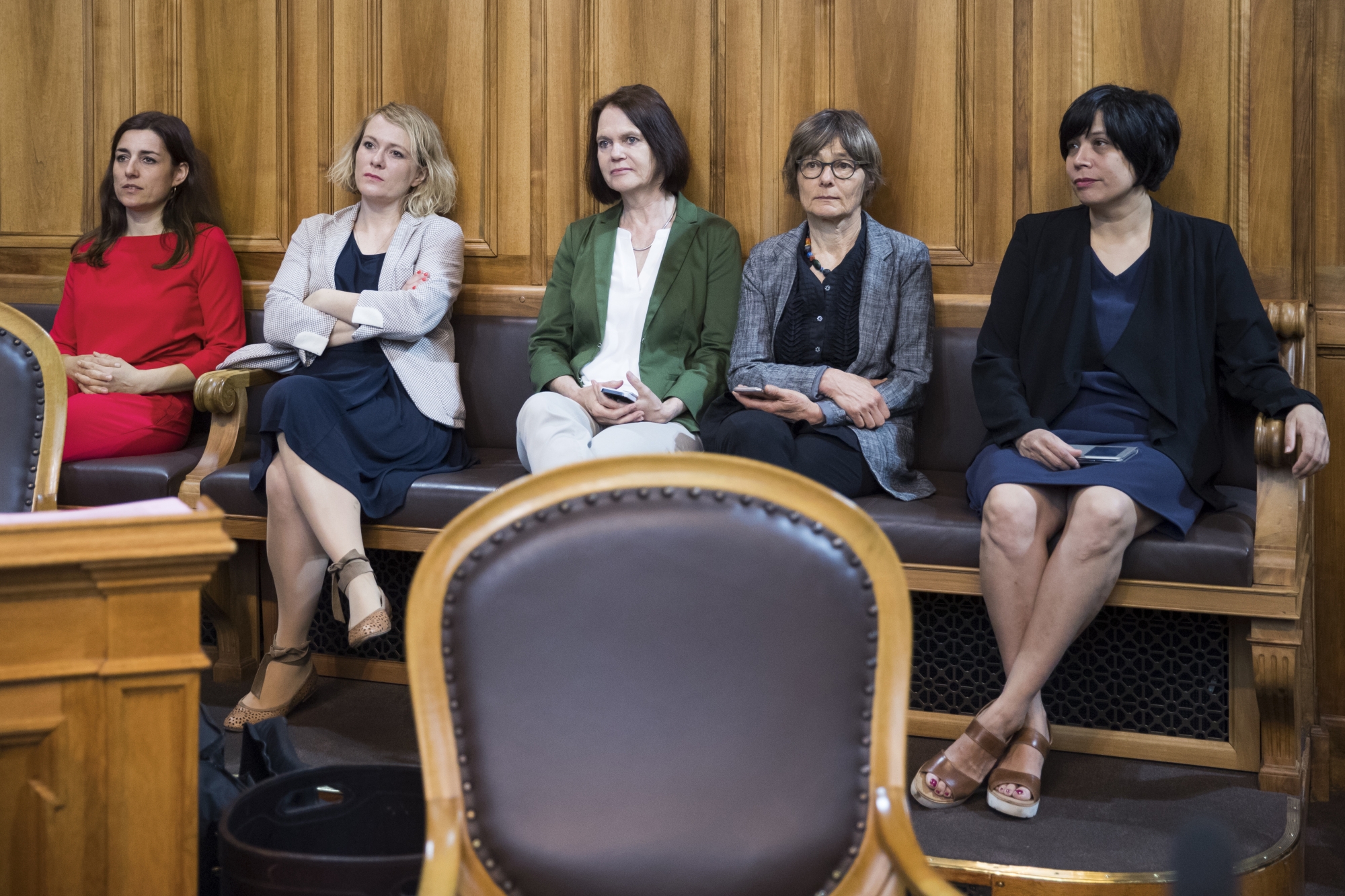 Die Nationalraetinnen Flavia Wasserfallen, SP-BE, Kathrin Bertschy, GLP-BE, Claudia Friedl, SP-SG, Martina Munz, SP-SH, und Min Li Marti, SP-ZH, von links, verfolgen die Debatte um das Gleichstellungsgesetz im Staenderat, waehrend der Sommersession der Eidgenoessischen Raete, am Dienstag, 29. Mai 2018 in Bern. (KEYSTONE/Peter Klaunzer) SCHWEIZ SESSION STAENDERAT