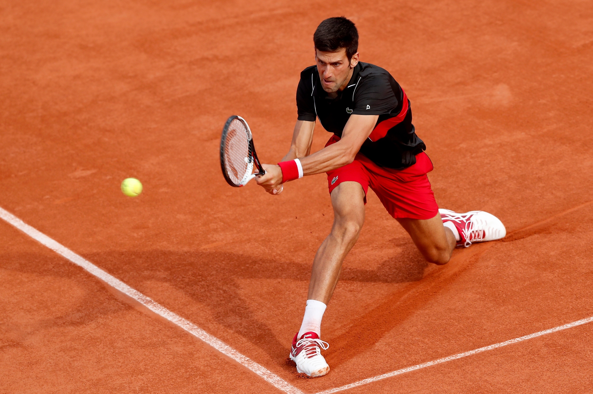 epa06783216 Novak Djokovic of Serbia plays Fernando Verdasco of Spain during their menâÄÙs round of 16 match during the French Open tennis tournament at Roland Garros in Paris, France, 03 June 2018.  EPA/GUILLAUME HORCAJUELO FRANCE TENNIS FRENCH OPEN 2018 GRAND SLAM