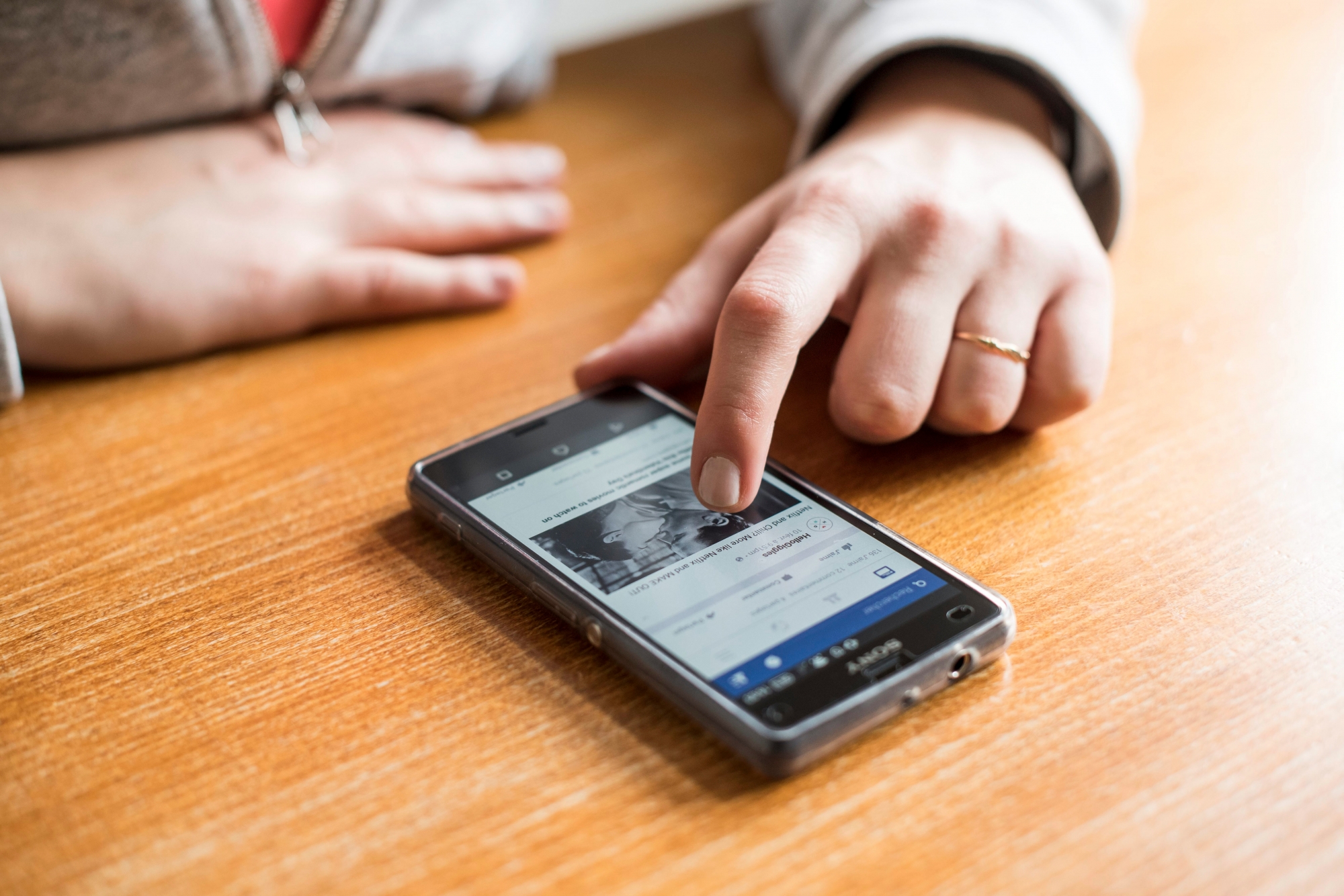 Une jeune femme utilise son telepone portable 
Images d'illustration sur les smartphones et les reseaux sociaux.

Neuchatel, le 11 fevrier 2016 
Photo : Lucas Vuitel SMARTPHONE