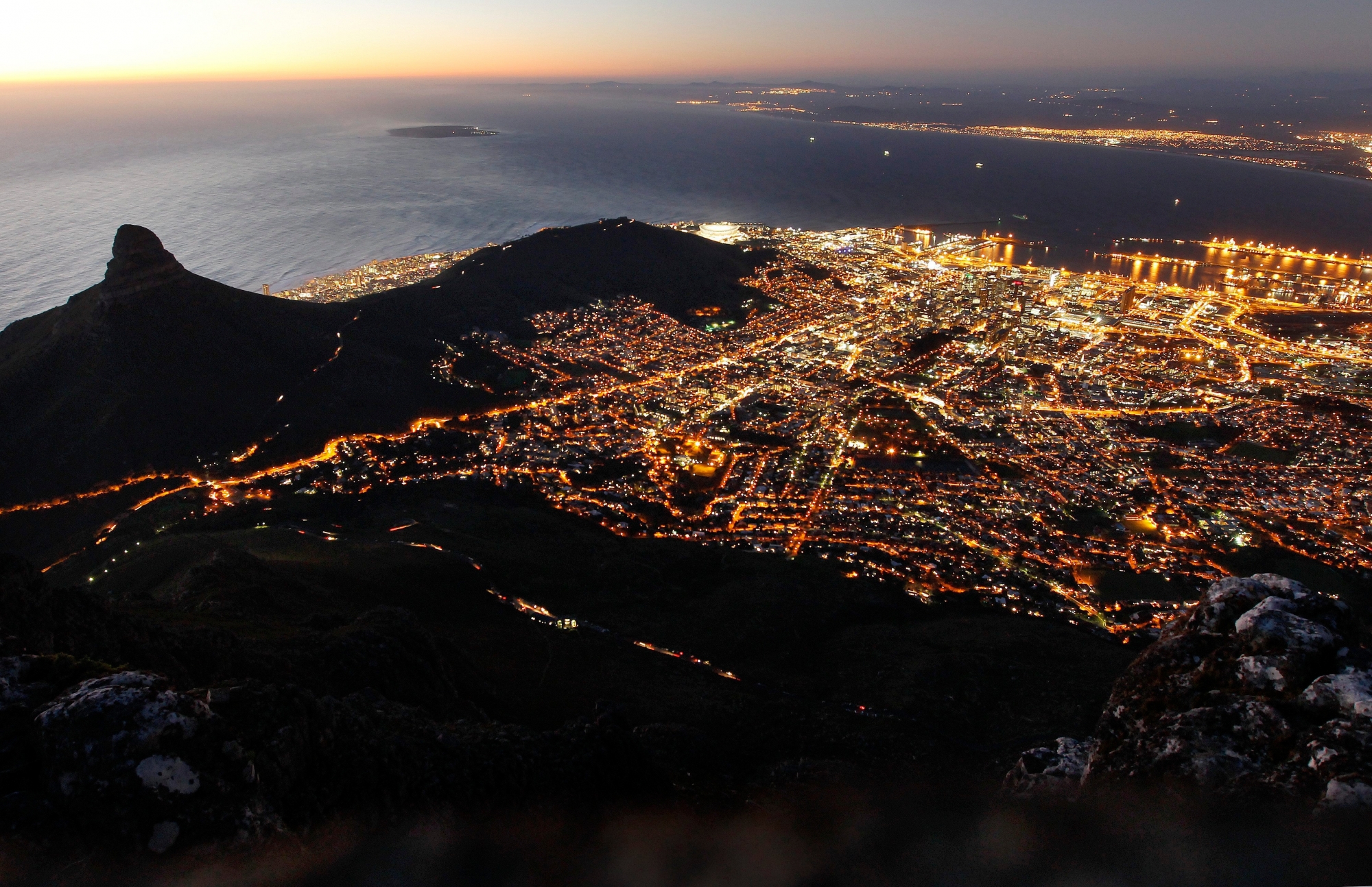 The city of Cape Town seen from the Table Mountain in Cape Town, South Africa, pictured on Wednesday, June 30, 2010. (KEYSTONE/Peter Klaunzer) SUEDAFRIKA KAPSTADT