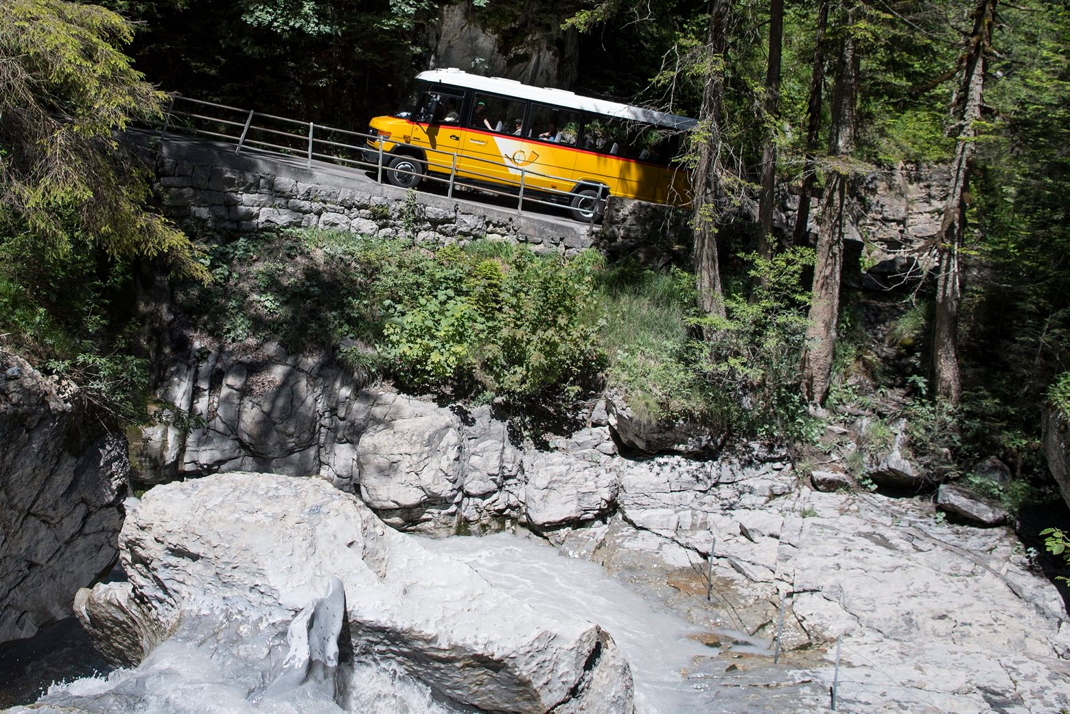 ARCHIV - ZUR MK POST ZUR POSTAUTO-AFFAERE, AM MONTAG, 11. JUNI 2018, STELLEN WIR IHNEN FOLGENDE ARCHIVBILDER ZUR VERFUEGUNG ---- Ein Postauto faehrt Richtung Griesalp beim Gornernbach beim sogenannten "Hexenkessel", am Samstag, 17. Juni 2017, im Kiental im Berner Oberland. Die Postauto Strecke gilt mit bis zu 28 Prozent Steigung als die steilste Europas. (KEYSTONE/Peter Schneider) SCHWEIZ POSTAUTO