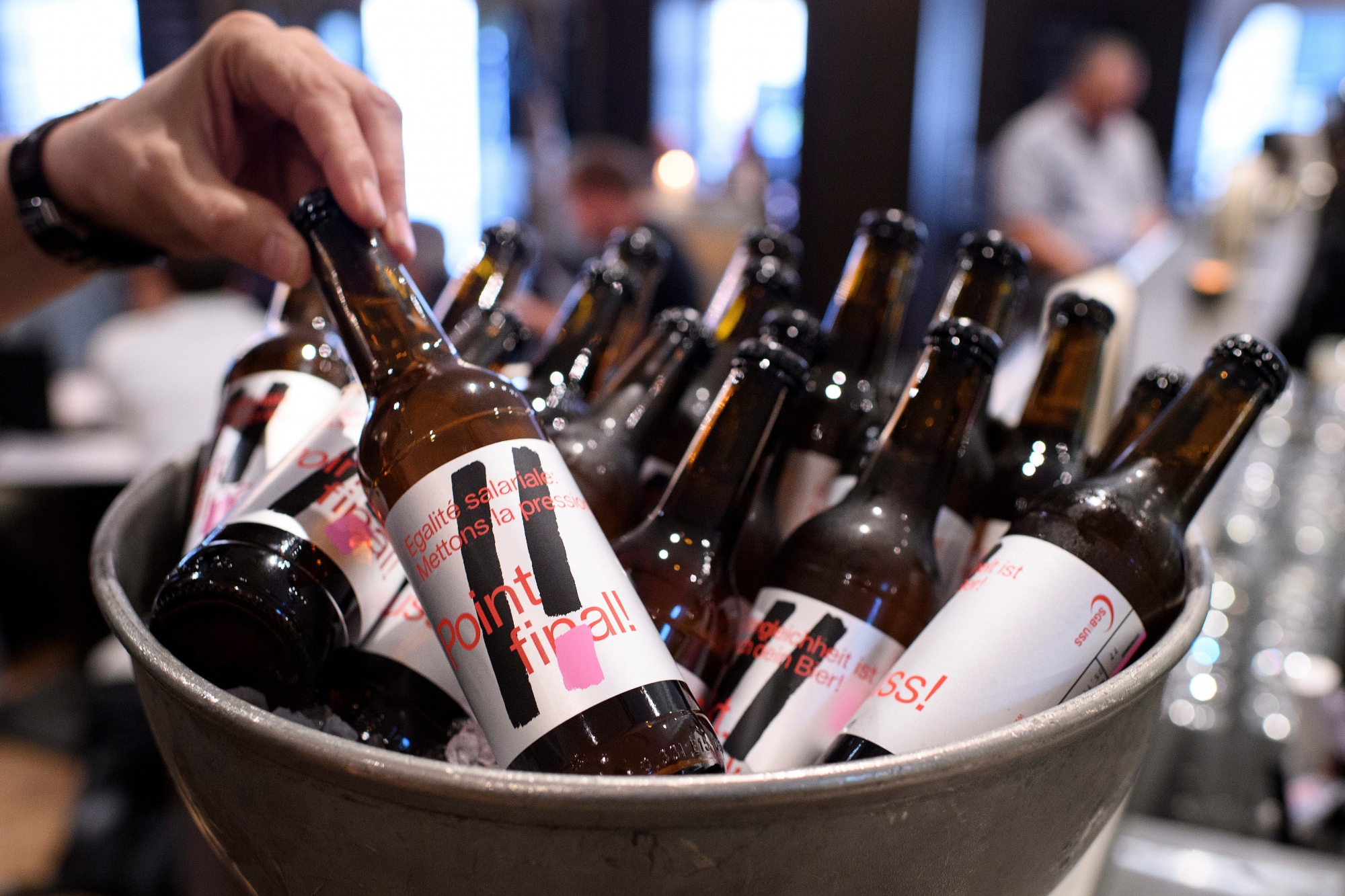 Bierflaschen mit dem Logo fuer Lohngleichheit waehrend einer Medienkonferenz zum Start der Kampagne "Lohngleichheit ist auch dein Bier" durch den Schweizerischer Gewerkschaftsbund (SGB), am Mittwoch, 13. Juni 2018, in Bern. (KEYSTONE/Anthony Anex) SCHWEIZ KAMPAGNENSTART LOHNGLEICHHEIT