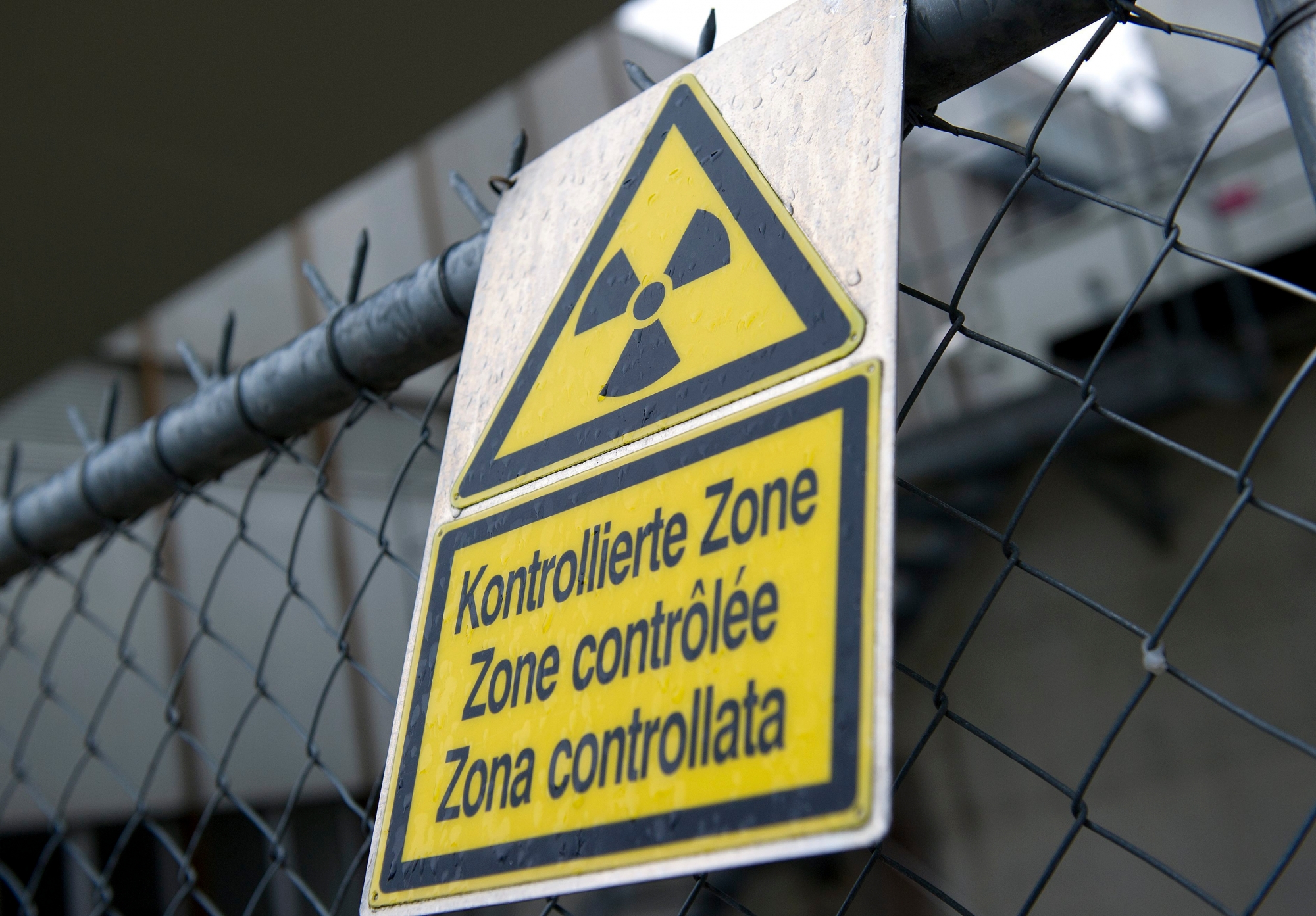 Ein Warnschild fuer Radioaktivitaet klebt im AKW Muehleberg, am Donnerstag 17. Maerz 2011, in Muehleberg bei Bern. (KEYSTONE/Peter Schneider) SCHWEIZ AKW MUEHLEBERG