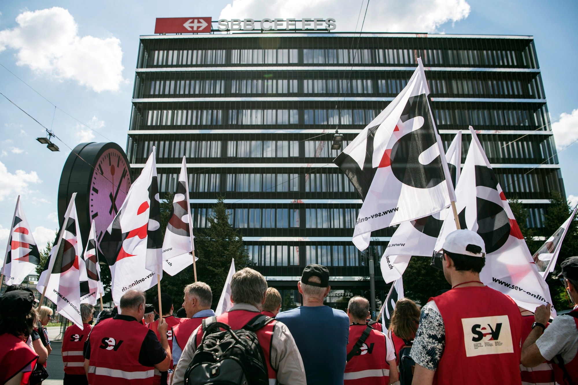Angestellte der SBB und Gewerkschafter vom SEV demonstrieren gegen den neuen GAV der Schweizerischen Bundesbahnen, am Montag, 18. Juni 2018, in Bern. (KEYSTONE/Peter Schneider) SCHWEIZ SBB STREIK ANGESTELLTE ABBAUPROGRAMM