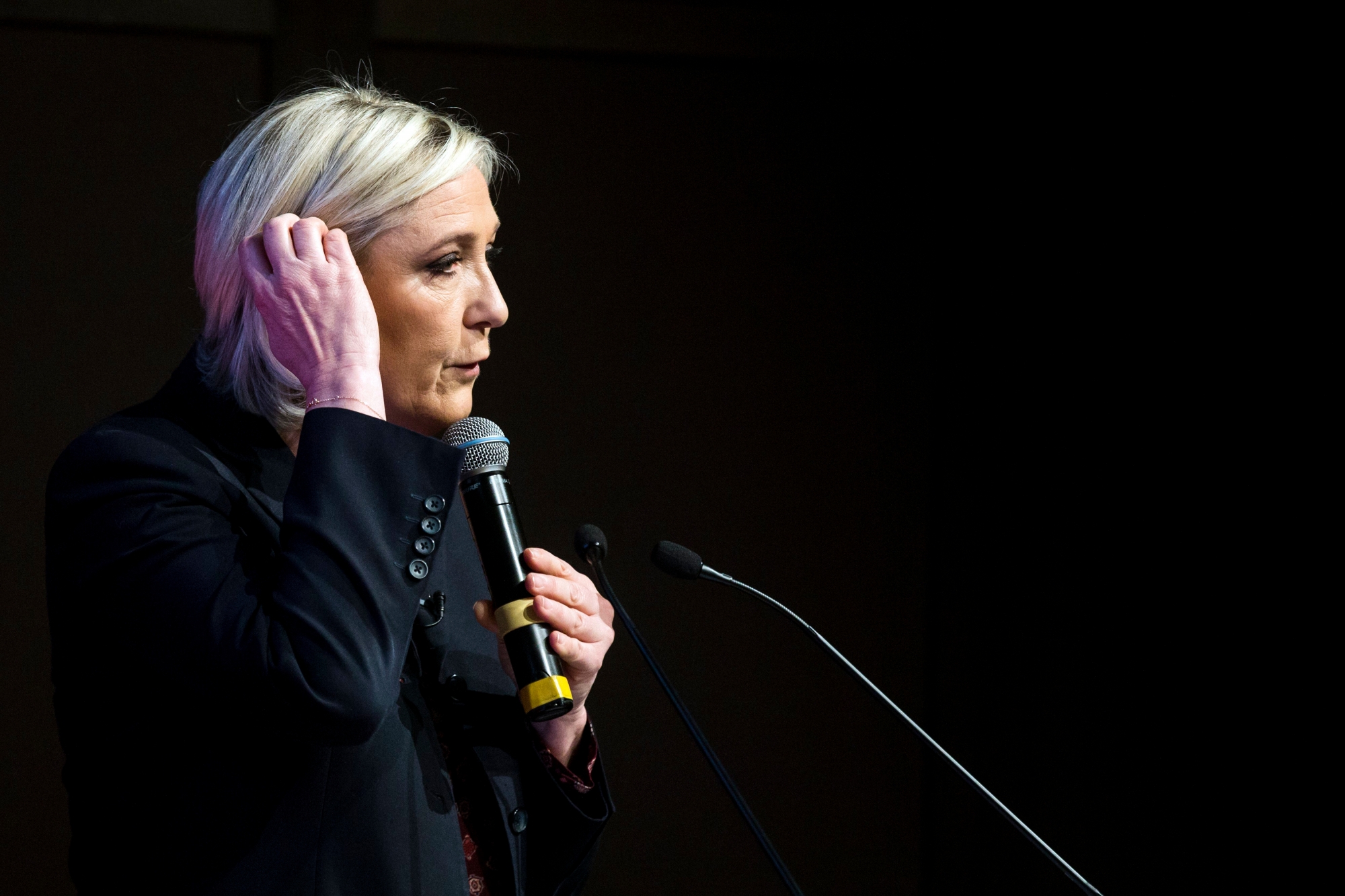 epa05874757 French far-right Front National (FN) party leader and presidential candidate, Marine Le Pen delivers a speech during a meeting organized by the French employers' association MEDEF (Movement of the Enterprises of France) in Paris, France, 28 March 2017. The French presidential election will be held on 23 April 2017.  EPA/ETIENNE LAURENT FRANKREICH WAHLEN PRAESIDENT LE PEN