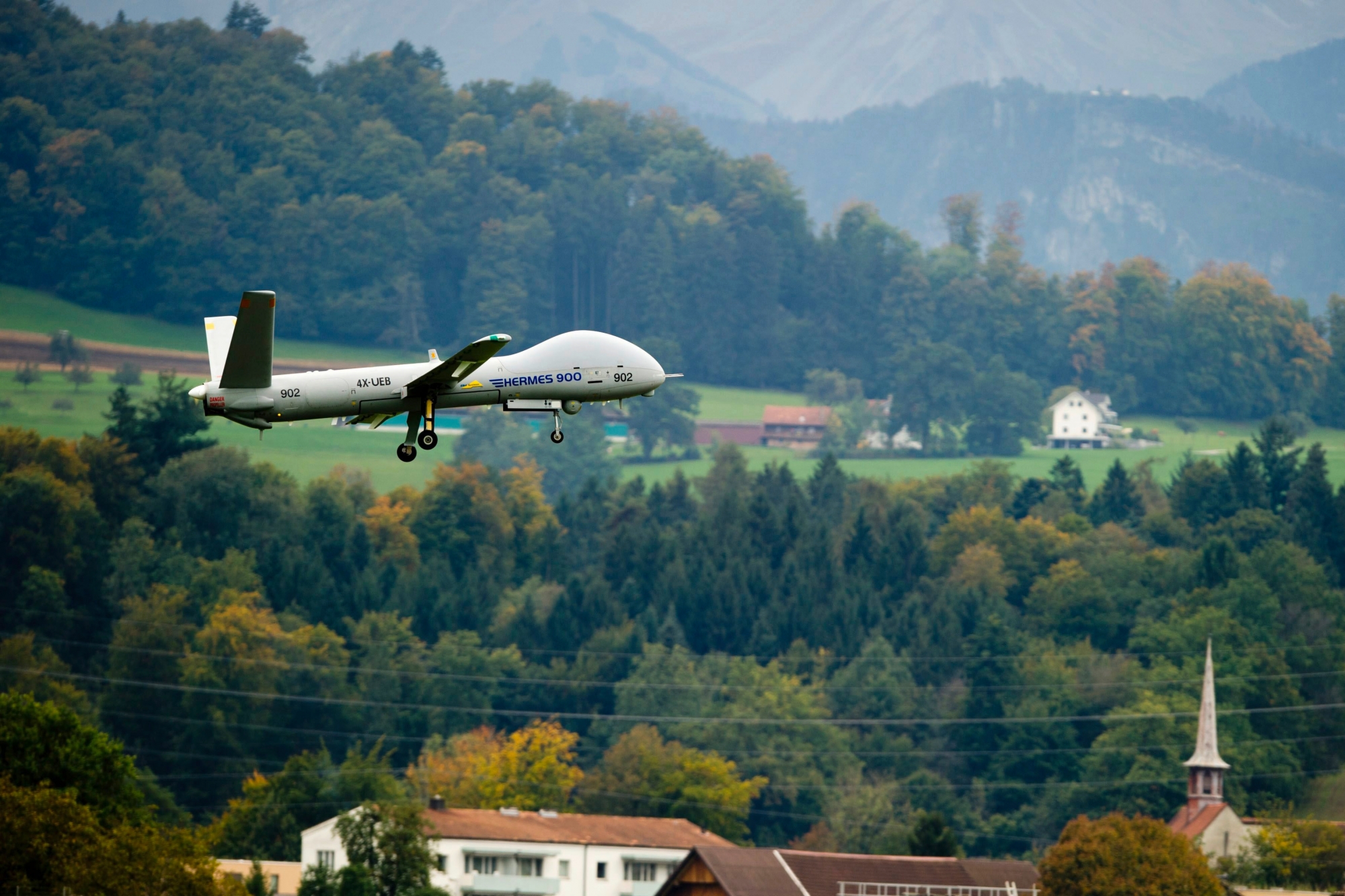 Eine Drohne des Typs Hermes 900 startet am Montag, 8. Oktober 2012, auf der Airbase Emmen zu einem Testflug. Die Hermes 900 kommt als Nachfolgerin der bei der Schweizer Luftwaffe im Dienst stehenden Aufklaerungsdrohne ADS 95 in Frage. (KEYSTONE/Sigi Tischler) SCHWEIZ DROHNE HERMES