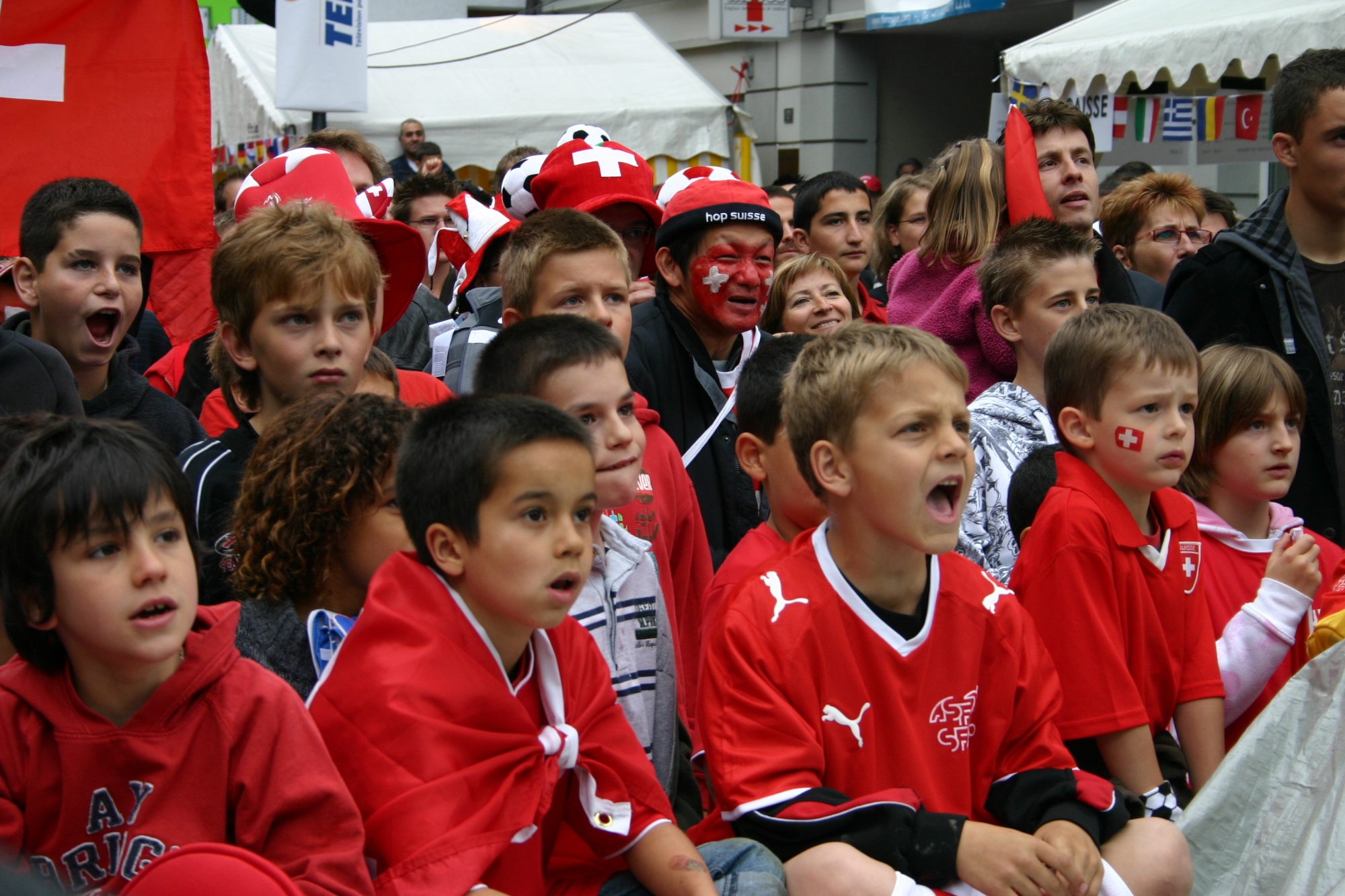 Les jeunes supporters suisses sont prêts à s'enflammer pour la Nati, à la place Tübingen et à la patinoire.