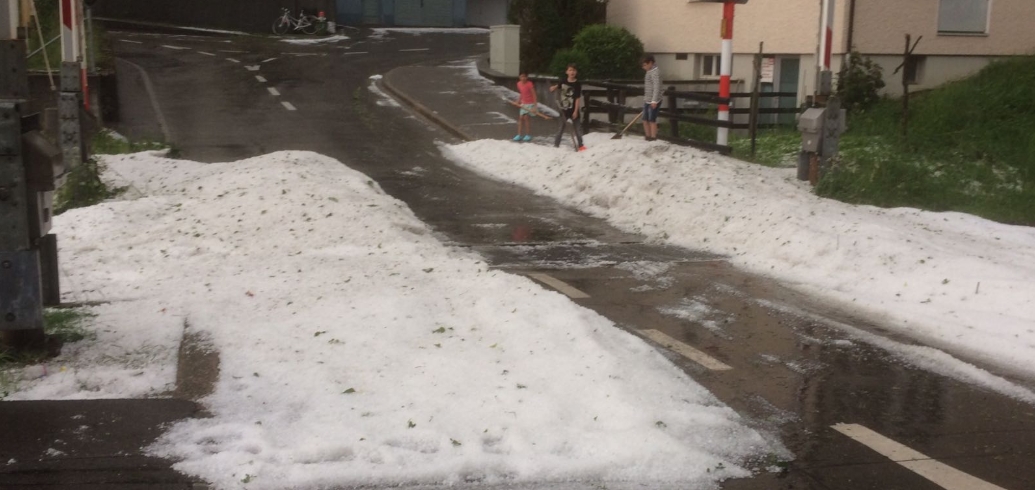 L'hiver en été! La grêle a recouvert de blanc la région de Baden, dans le canton d'Argovie.