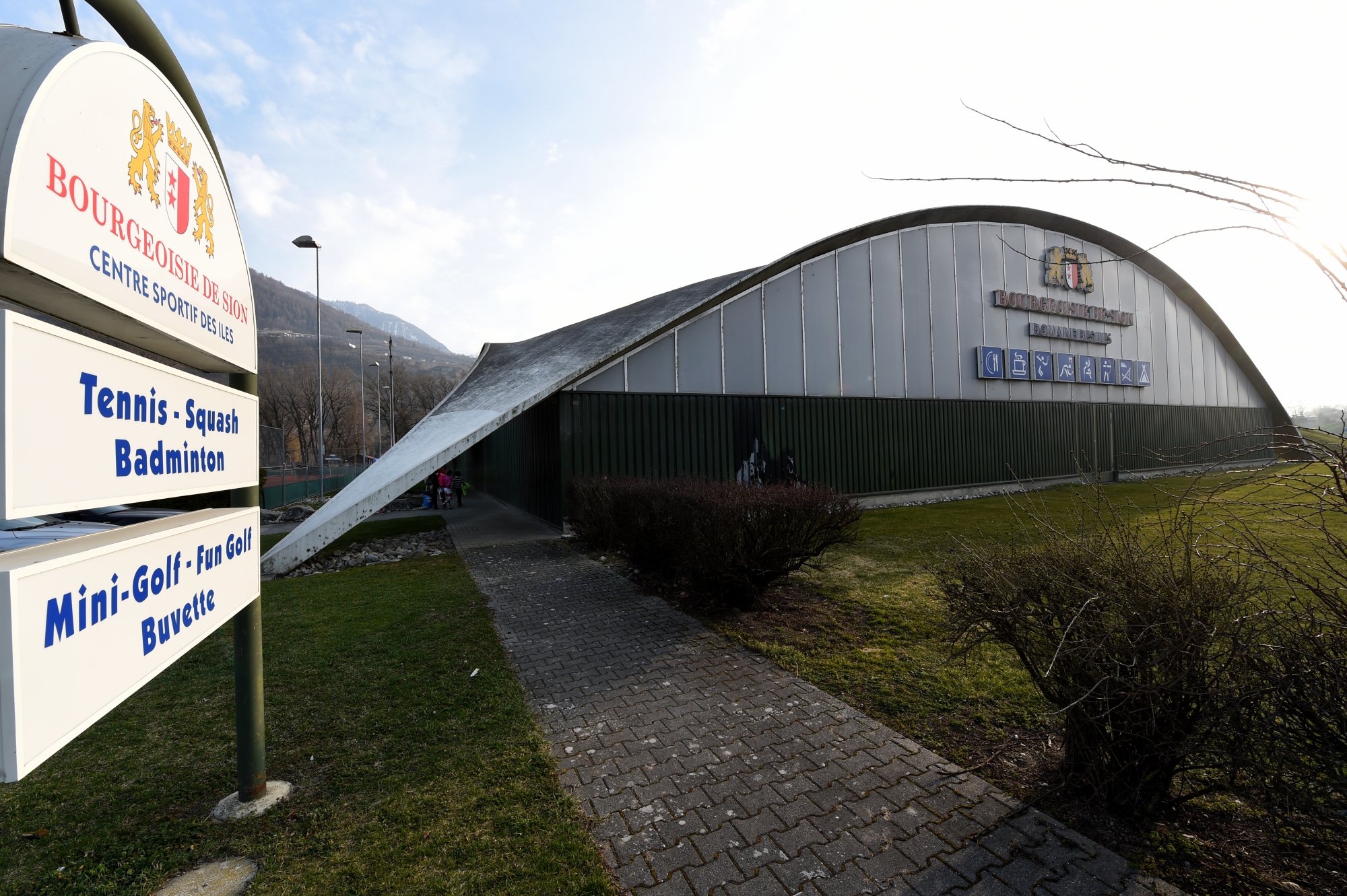 La halle de tennis sera, à terme, entièrement rénovée. Quant aux courts extérieurs, ils seront sacrifiés pour y construire une halle polysportive.