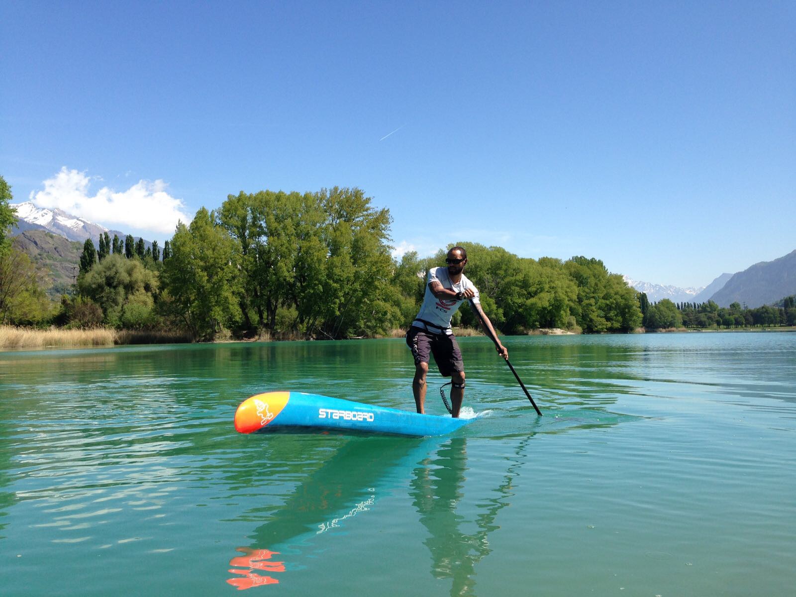 Nick Crettenand, "pagayeur de gouille", espère que le lac Léman sera calme ce samedi. 