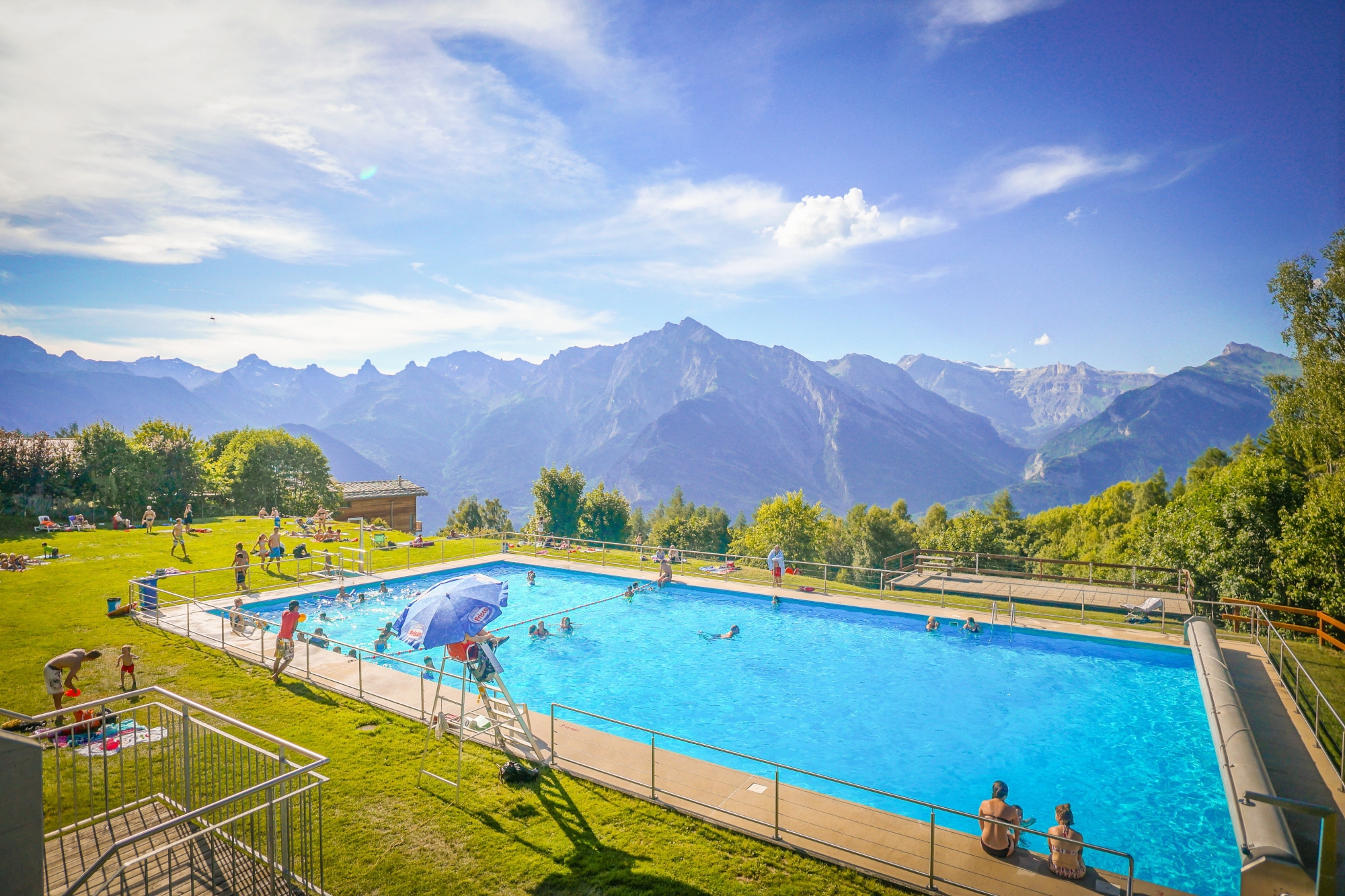 Des piscines offrent en sus des vues panoramiques.A  Haute-Nendaz,  en moyenne 9000 visiteurs sont comptabilisés sur la saison d’été. 