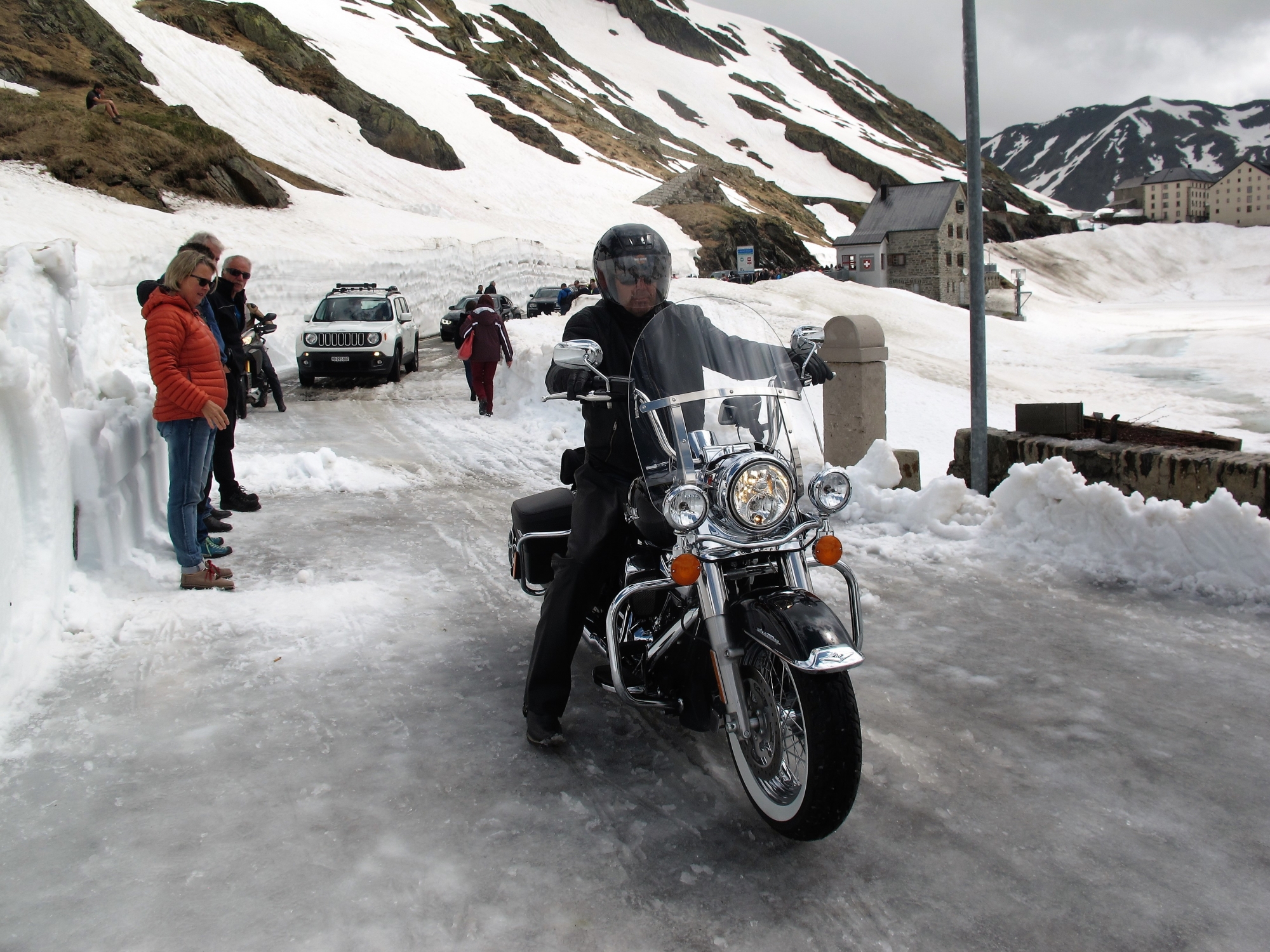 Mardi, sur le coup de 11 h 30, les premiers véhicules – des motos, des vélos et des voitures – ont franchi le col du Grand-Saint-Bernard. De nombreux véhicules étaient présents, mais aucune statistique officielle relative à la fréquentation du col durant son ouverture estivale n'existe.