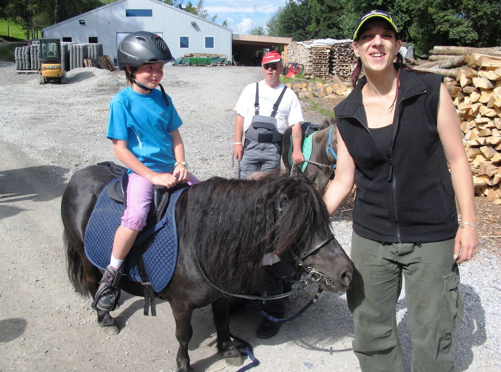 La fondation Domus met à disposition ses chevaux, poneys et ânes pour le plaisir des familles.