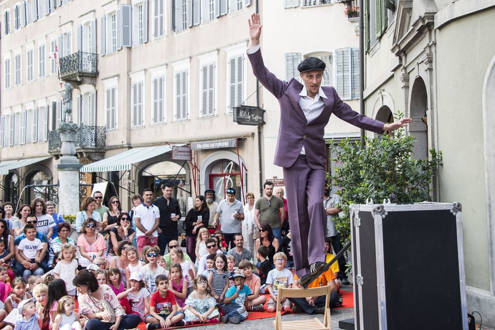 Le Festival d'Art de rue - ici, Tobia Circus et son spectacle Equilibrium Tremens - a commencé ce vendredi dans la vieille ville de Sion.