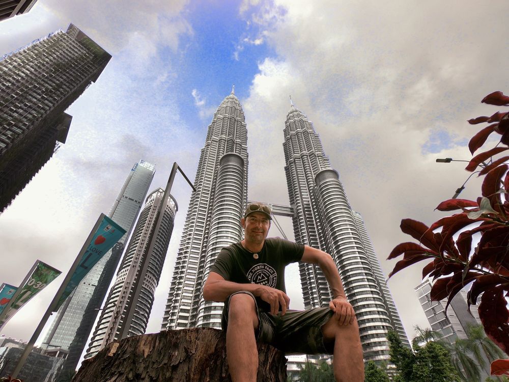 Xavier Rosset sous les célèbres tours Petronas de Kuala Lumpur, en Malaisie, ce 7 juin 2018. L'aventurier bagnard y prépare la deuxième étape de son tour du monde en ULM. Il était parti de Sion le 23 juillet 2017.