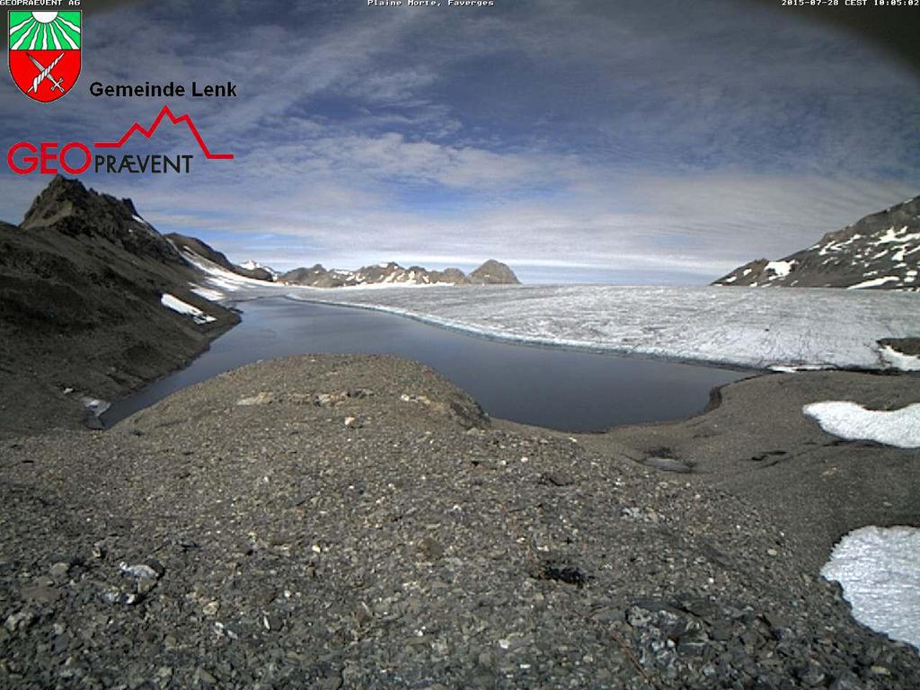 Le lac des Faverges à 2700 mètres d'altitude est alimenté par la fonte des glaces et se vide chaque année au début du mois d'août. 