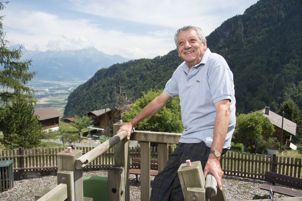 A Miex, Michel Anker apprécie la vue imprenable sur le Chablais et les Alpes.