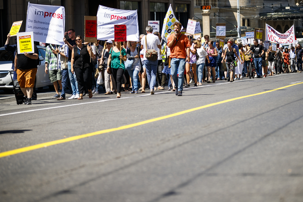 Plus de 200 personnes ont manifesté mercredi à Lausanne pour soutenir la grève à Tamedia et dénoncer les menaces de l'éditeur.