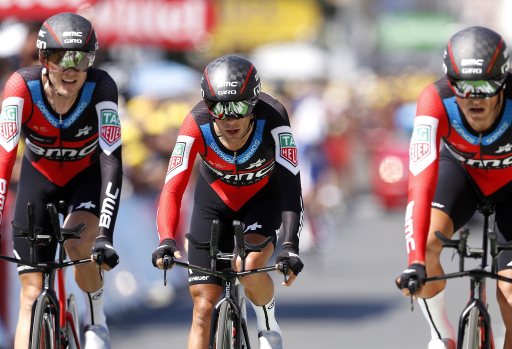 L'équipe BMC, avec un excellent Stefan Küng, a remporté la 3e étape du Tour de France, un chrono par équipes de 35,5 km autour de Cholet. 