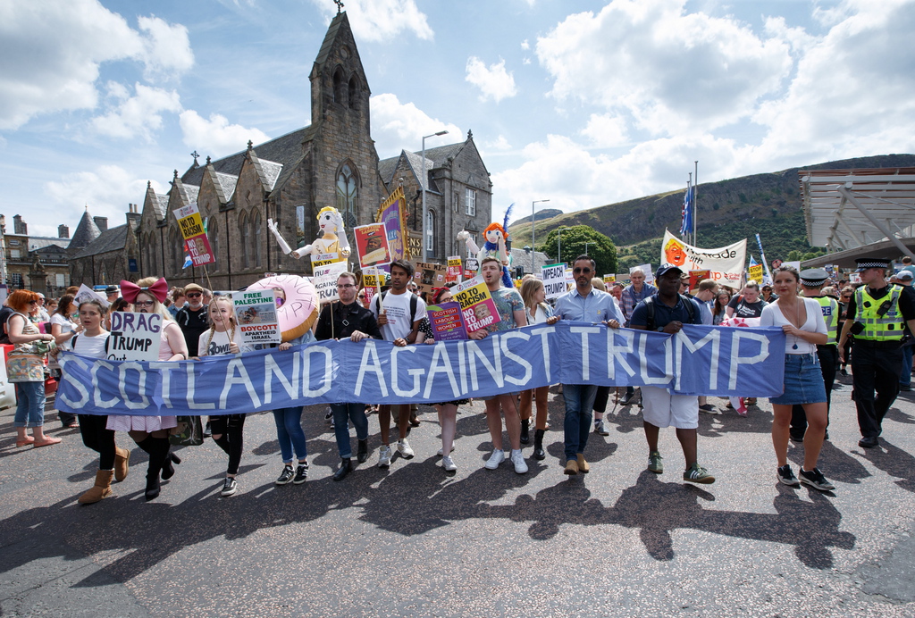 À Édimbourg, ils étaient près de 9'000 à défiler contre la venue de Donald Trump au Royaume-Uni.