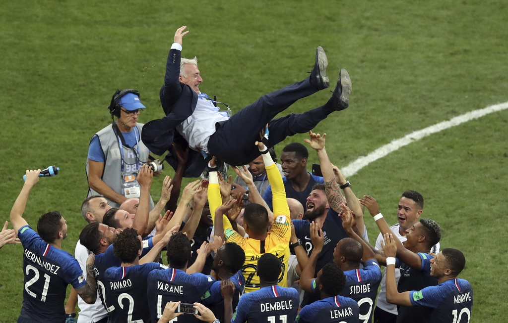 Didier Deschamps devient le troisième homme à gagner deux fois la coupe du monde, d'abord comme joueur, puis comme entraîneur, après Zagallo et Beckenbauer.