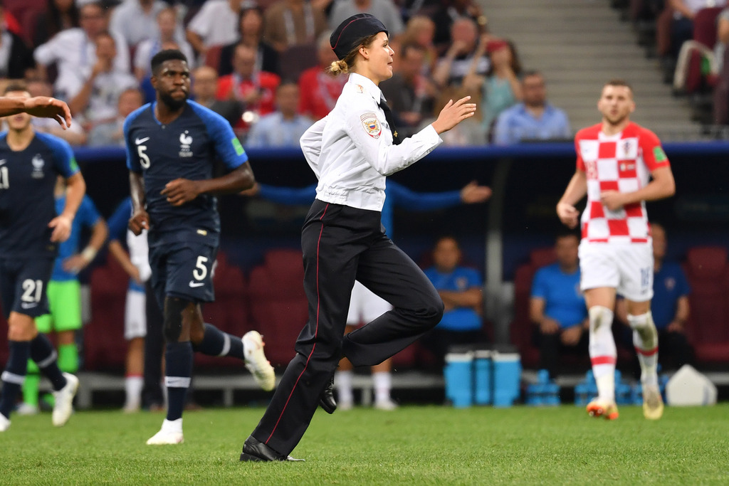 Des membres du groupe des Pussy Riot débarquent sur le terrain de la finale de la Coupe du monde 2018, en plein match France-Croatie.
