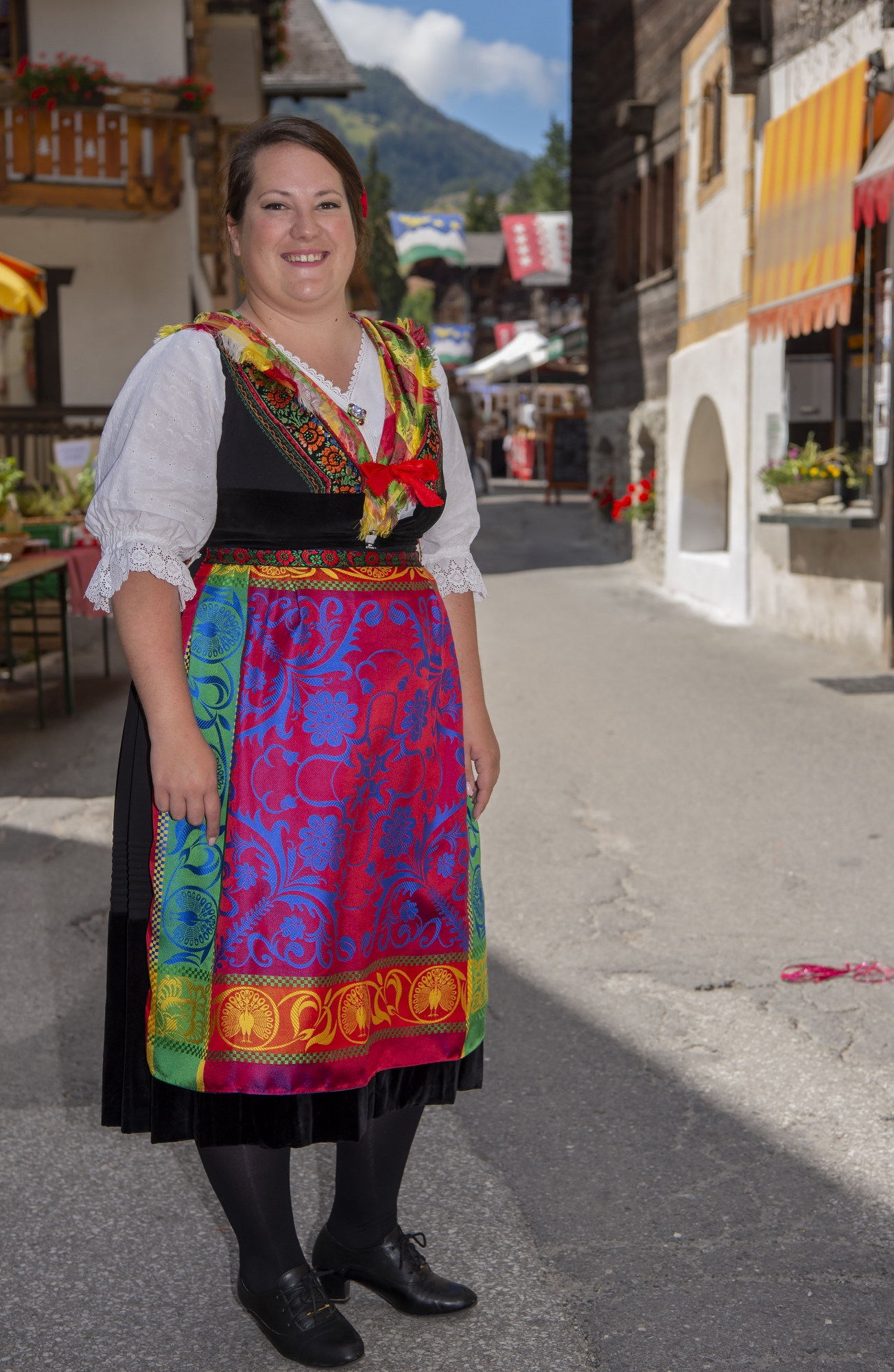 Edith Vuignier porte le costume d'Evolène depuis toute petite. Cet été, elle veut encourager ses concitoyens à arborer leur habit traditionnel tous les week-ends.