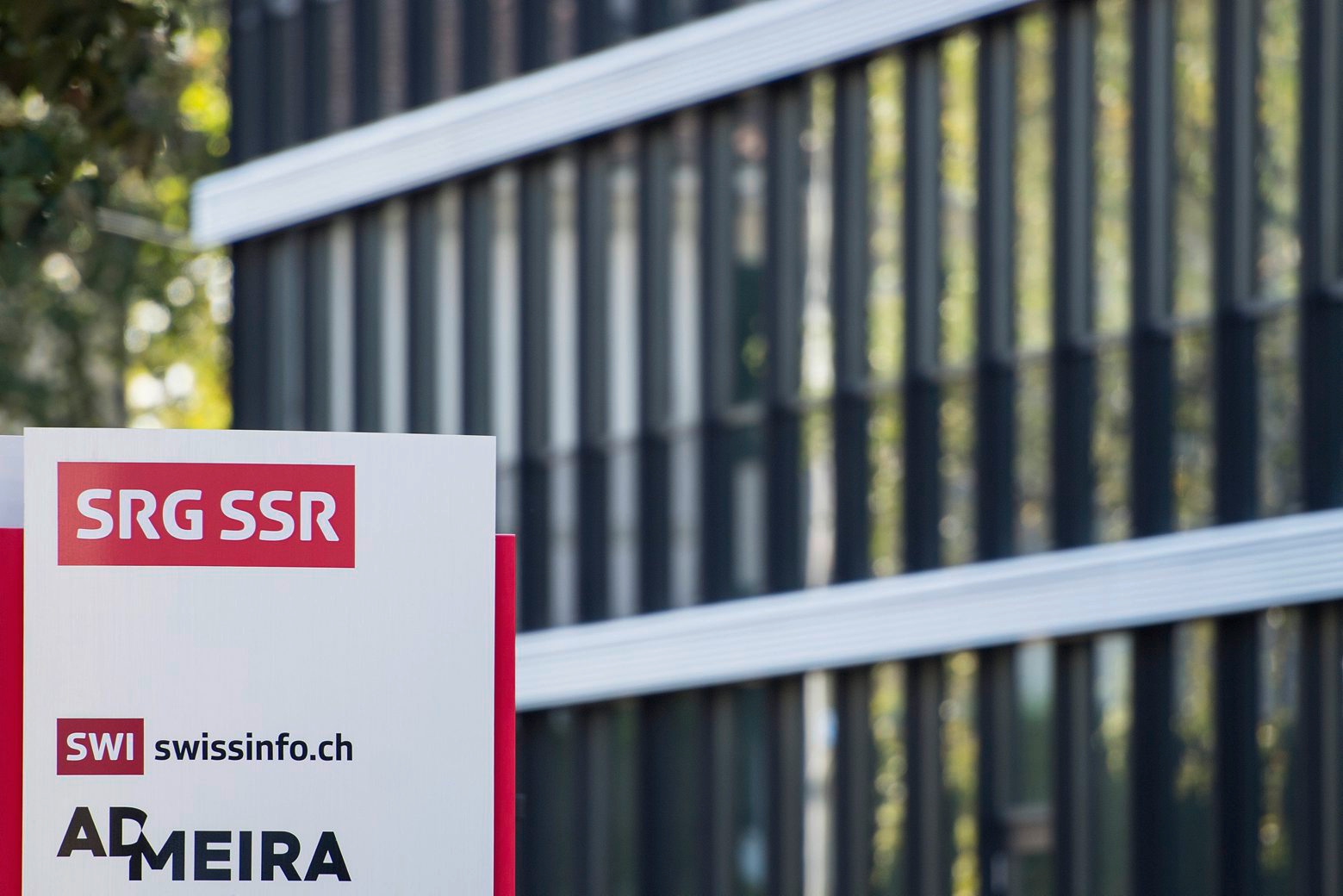 ARCHIVBILD ZUM STELLENABBAU BEI DER SRG, AM DONNERSTAG, 28. JUNI 2018 - Sicht auf das Logo der Vermarktungsfirma Admeira, am Donnerstag, 6. Oktober 2016, in Bern. Die Admeira ist die gemeinsame Werbe-Vermarktungsfirma von des Schweizer Fernsehen SRF, der Swisscom und des Medienhauses Ringier. Der Verband Schweizer Medien (VSM) und verschiedene Medienunternehmen sind berechtigt, gegen die Beteiligung der SRG am Werbe-Joint Venture Admeira mit Ringier und Swisscom gerichtlich vorzugehen. Das hat das Bundesverwaltungsgericht in einem am Donnerstag, 6. Oktober 2016 publizierten Urteil entschieden. (KEYSTONE/Peter Schneider) SCHWEIZ STELLENABBAU SRG