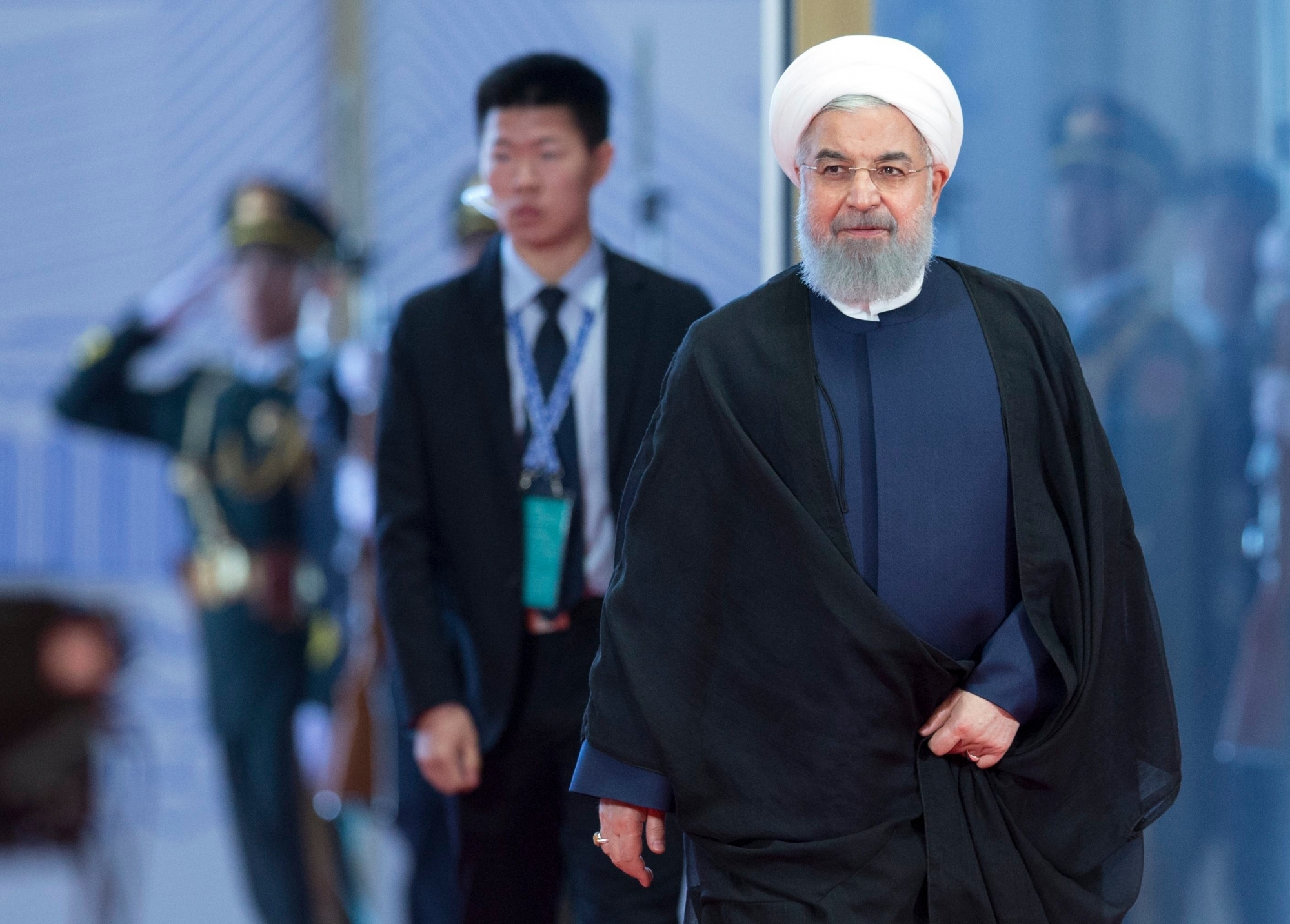 ARCHIVBILD ZUM BESUCH VON IRANS PRAESIDENT HASSAN ROHANI AM 3. UND 4. JULI IN DER SCHWEIZ, AM FREITAG, 29. JUNI 2018 - Iranian President Hassan Rouhani arrives to attend the Shanghai Cooperation Organization (SCO) Summit in Qingdao in eastern China's Shandong Province, Sunday, June 10, 2018. China will seek to further promote its economic links with Central Asia during this weekend's summit of the China and Russia-dominated SCO. (AP Photo/Alexander Zemlianichenko) IRAN BESUCH SCHWEIZ