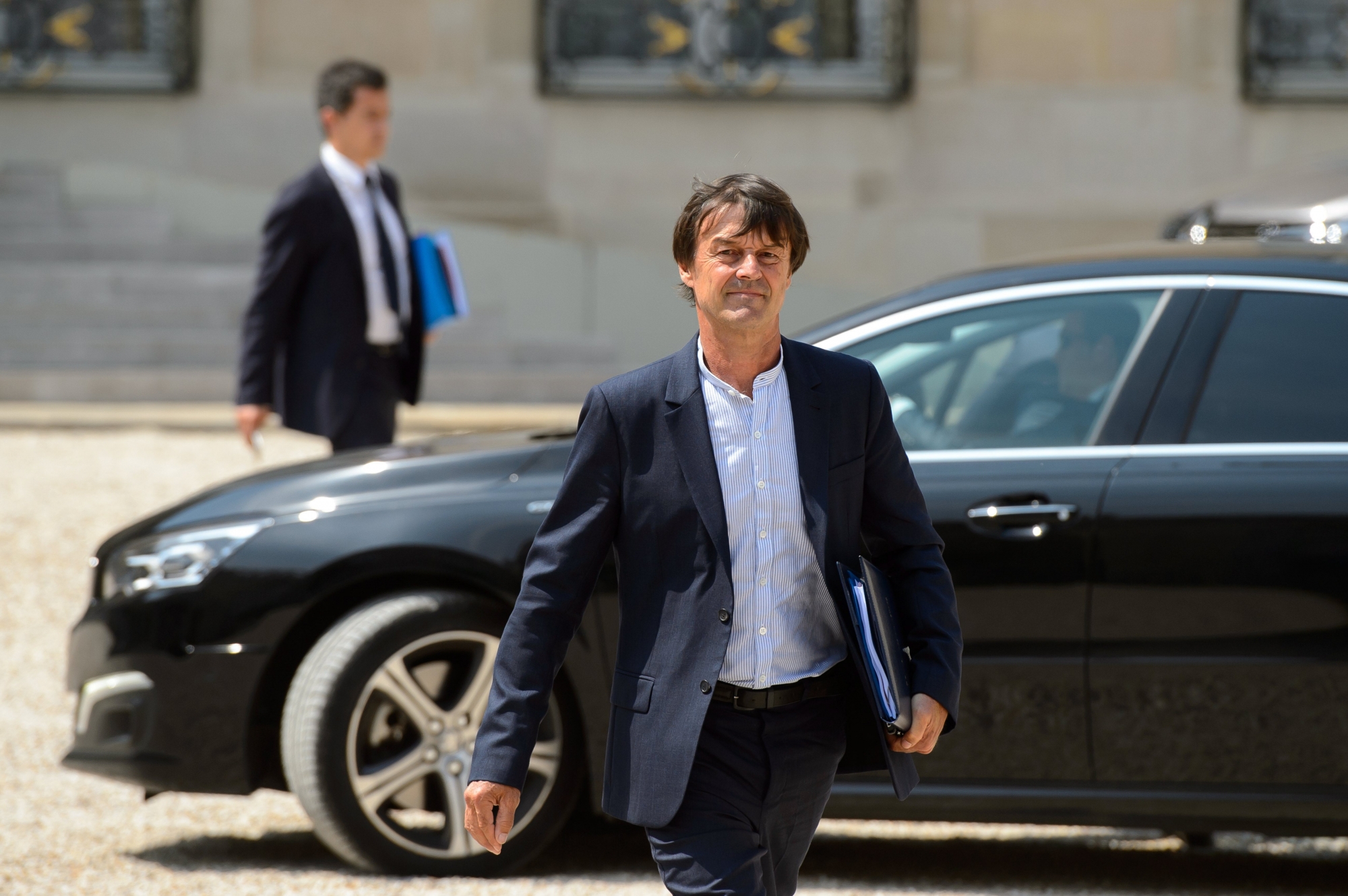 epa06042791 French Ecology minister Nicolas Hulot leaves Elysee palace after the first new cabinet meeting in Paris, France, 22 June 2017.  EPA/CHRISTOPHE PETIT TESSON FRANCE CABINET MEETING