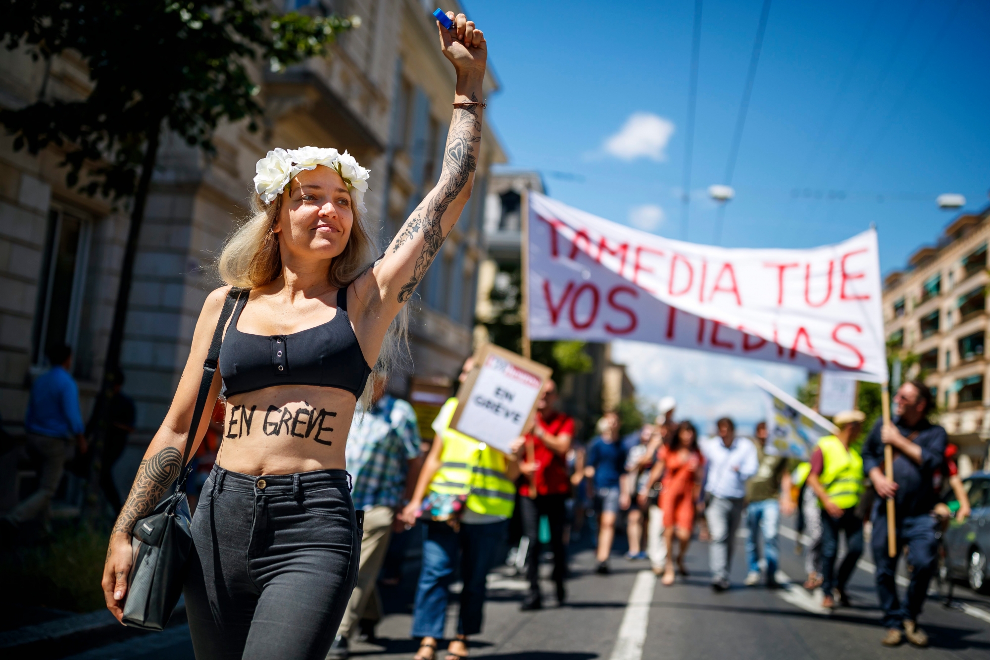 Des journalistes du groupe Tamedia Publications Romandes (Le Matin, 24heures, Tribune de Geneve et 20minutes) manifestant pendant une greve ce mercredi 4 juillet 2018 a Lausanne. Les journalistes de Tamedia Publications Romandes ont fait greve des mardi 16h00. Ils poursuivront leur mouvement jusqu'a mercredi soir minuit. Ils exigent que l'editeur zurichois renonce notamment aux licenciements prononces depuis le mois de juin. (KEYSTONE/Valentin Flauraud) SUISSE MANIFESTATION GREVE LE MATIN