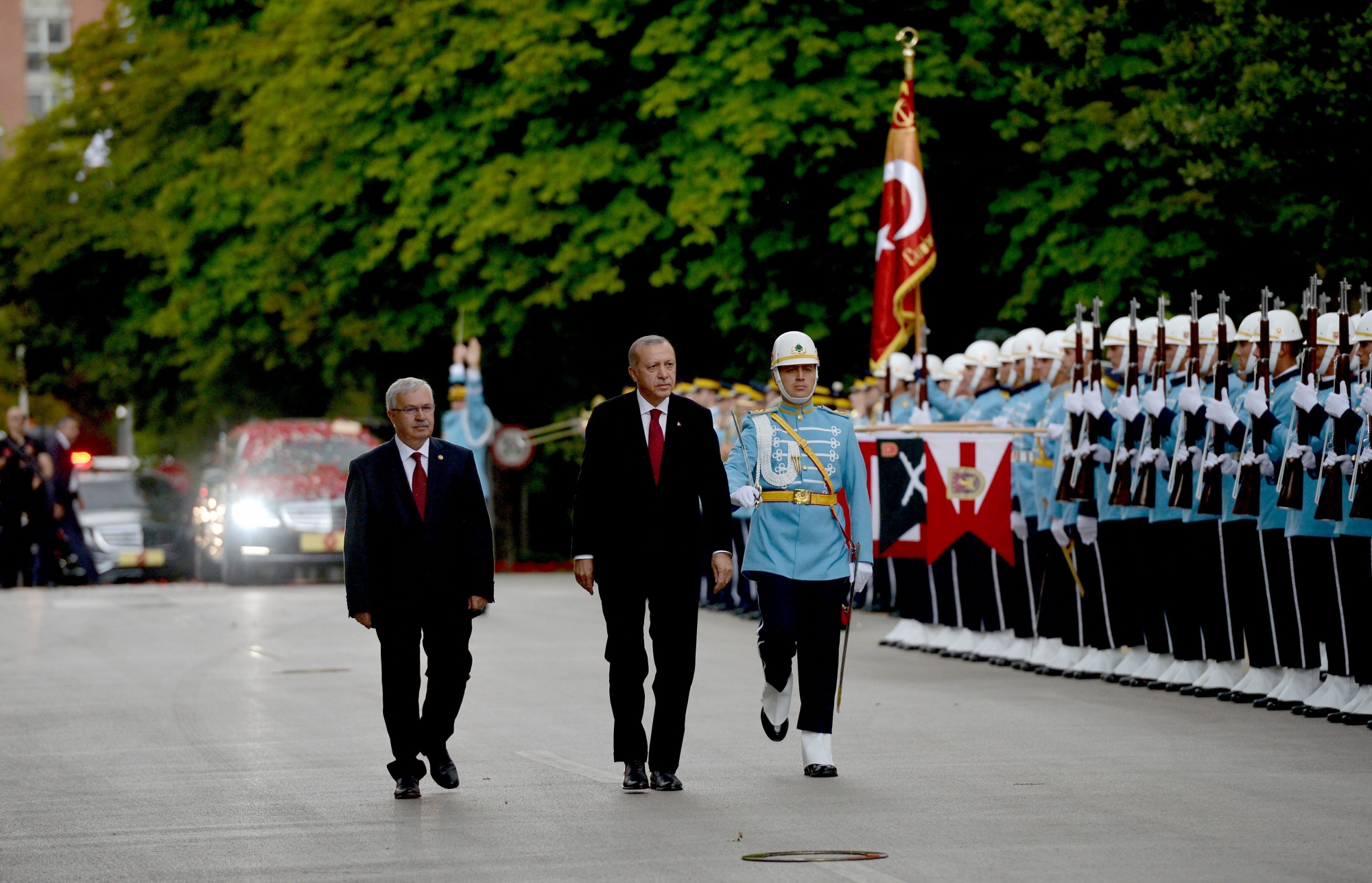 epa06875915 Turkish President Recep Tayyip Erdogan (C)  arrives at the Grand National Assembly of Turkey (TBMM) for his oath before the new Legislative Year of the 27th Term and oath ceremony at Grand National Assembly of Turkey in Ankara, Turkey, 09 July 2018.  EPA/STR TURKEY NEW LAGISLATIVE YEAR