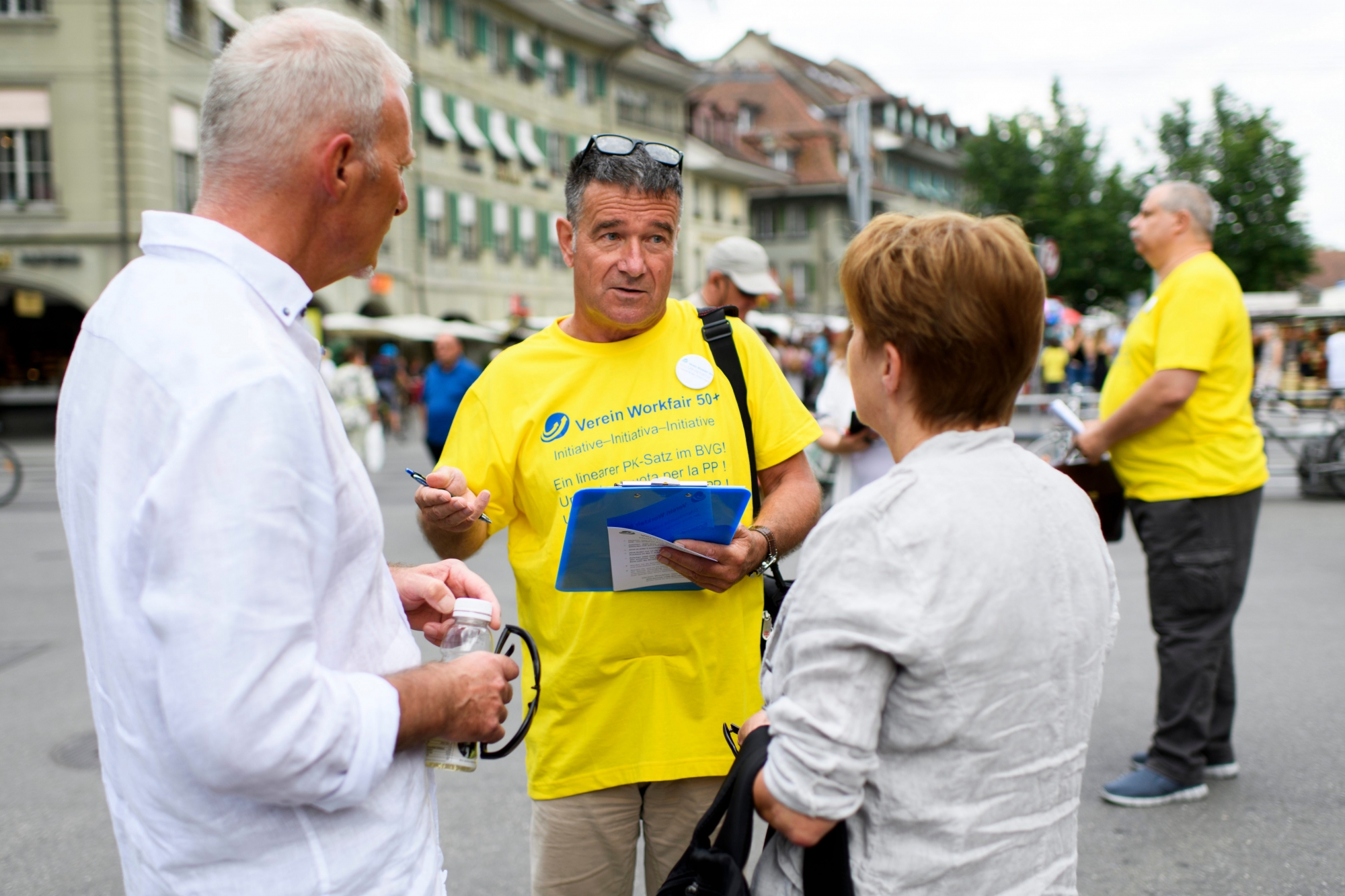 Jacques Roux, Mitglied des Initiativkomitees, sammelt Unterschriften nach der Medienkonferenz zur Lancierung der Volksinitiative "BVG - Arbeit statt Armut", am Dienstag, 10. Juli 2018 in Bern. (KEYSTONE/Anthony Anex) SCHWEIZ MK LANCIERUNG VOLKSINITIATIVE "BVG - ARBEIT STATT ARMUT"