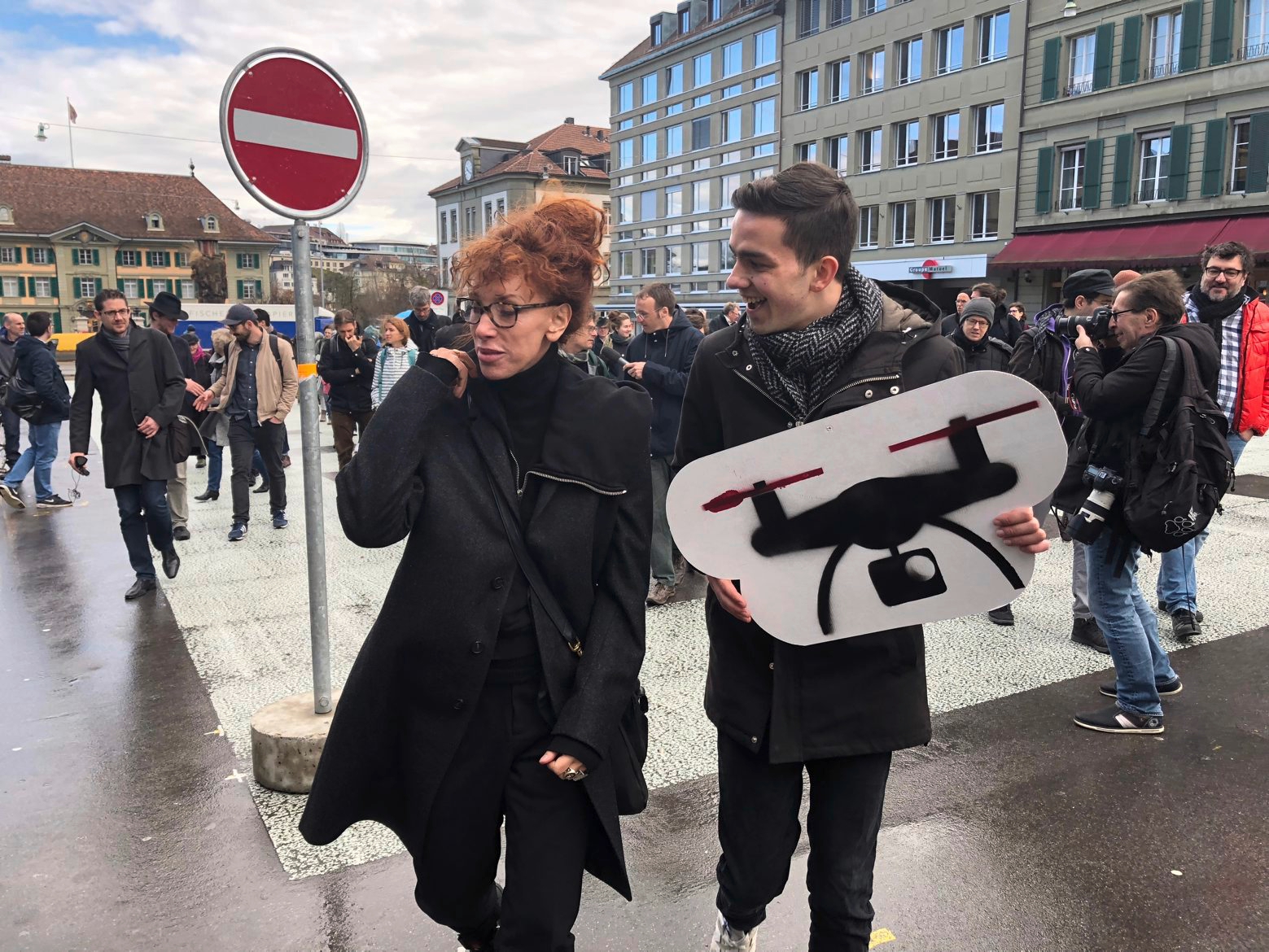 Autorin Sibylle Berg, links, und Dimitri Rougy, rechts, vom Referendumskomitee an der Auftaktveranstaltung zum Referendum gegen das Gesetz zur Überwachung von Versicherten der Sozialversicherungen, am Donnerstag, 05. April 2018 auf dem Waisenhausplatz in Bern. Das Komitee hat bis zum 05. Juli 2018 Zeit um die benoetigten 50'000 Unterschriften zu sammeln. (KEYSTONE/Adrian Reusser) SCHWEIZ REFERENDUM DETEKTIVE SOZIALHILFE