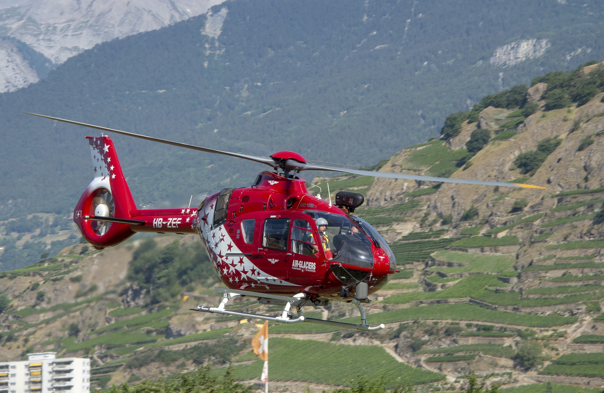 Air-Glaciers dispose à nouveau d’un hélicoptère biturbine EC135. Il a été loué à la compagnie haut-valaisanne Air Zermatt et permet les missions de sauvetage de nuit.