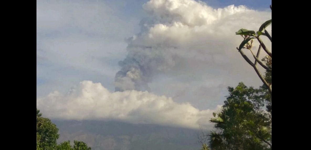 L'Agung entre régulièrement en éruption depuis qu'il s'est réveillé en 2017. La dernière éruption majeure avait fait 1600 morts en 1963.