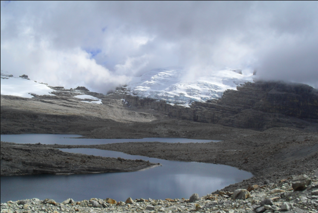 On voit ici la faible superficie glacière de la lagune de la Sierra Nevada del Cocuy. 