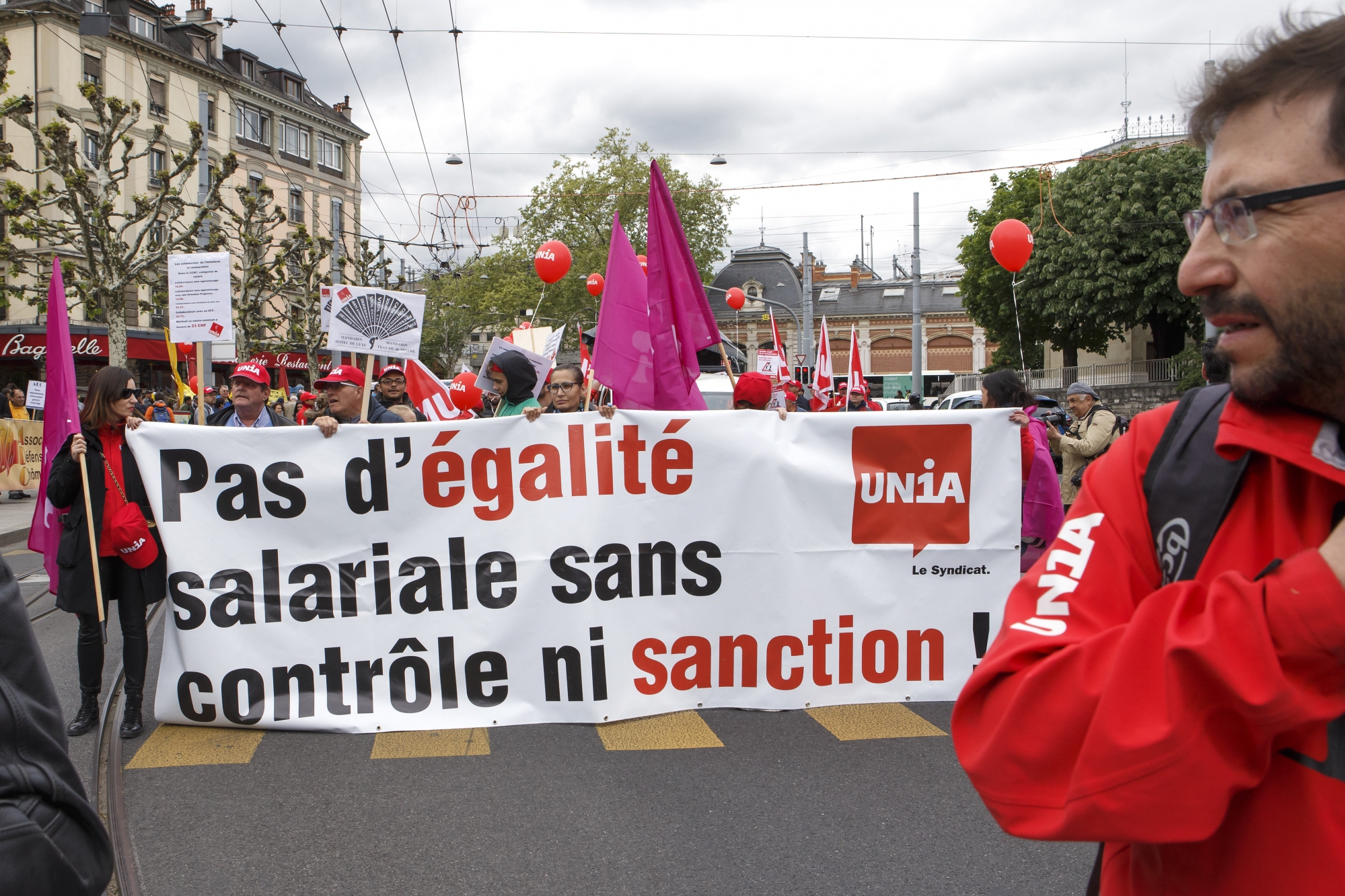 Le premier mai dernier, la fête du travail était consacrée à l’égalité salariale. Alors que le président Alain Berset se rendait à Sion, 2000 personnes manifestaient à Genève. 