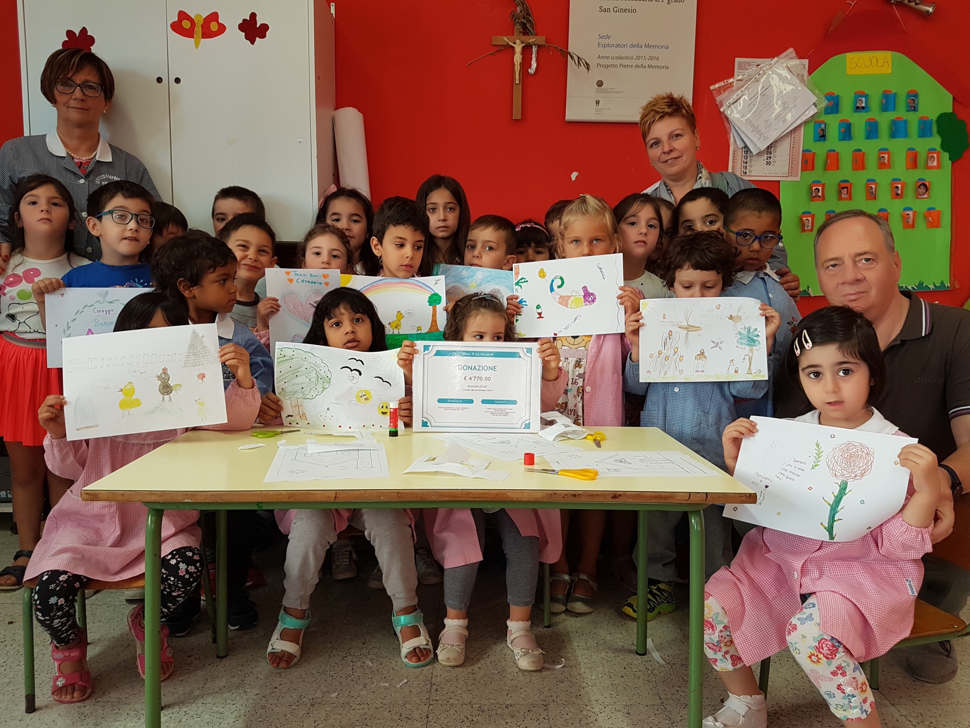 Une classe de l'école de San Ginesio, avec des dessins de soutien réalisés par des enfants italiens établis en Valais.