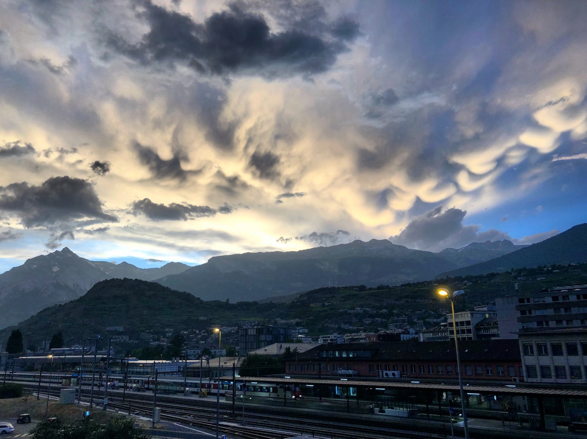 Lundi, le ciel était déjà très orageux et a fait des dégâts en Valais.