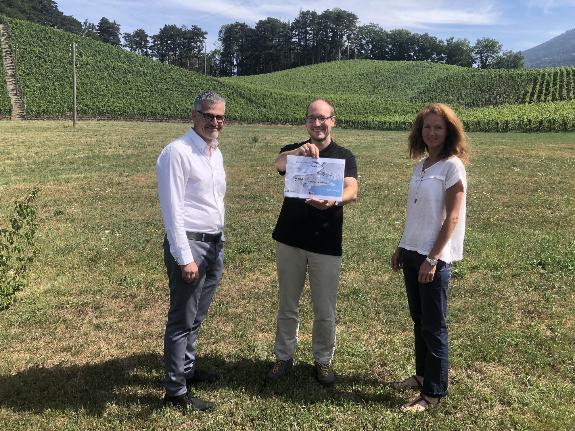 Philippe Benoit (président de l'OT de Bex) et Marlène Pivron (collaboratrice à l'OT de Bex) entourent Simon Martin (bureau Relief à Aigle) en charge du côté didactique des caches.