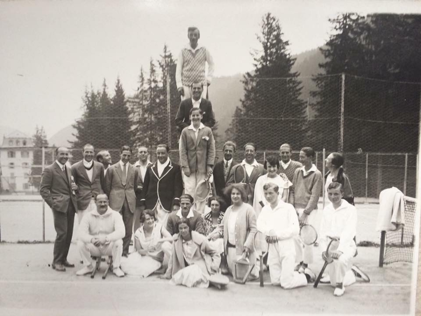 Dans les années 1920, la bonne société de Monthey et de Morgins venait jouer au tennis dans la station. 