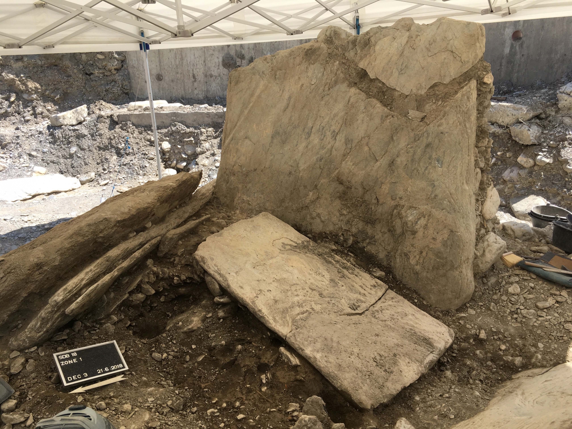 Le dolmen de Don Bosco en cours de dégagement. Seule une dalle de
l’imposant coffre funéraire est encore dressée dans sa position originelle, les
autres ont été démantelées lors d’inondations de la Sionne. 