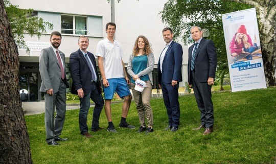 Les champions olympiques Ramon Zenhäusern et Patrizia Kummer auront pour mission de promouvoir l'institut UniDistance.