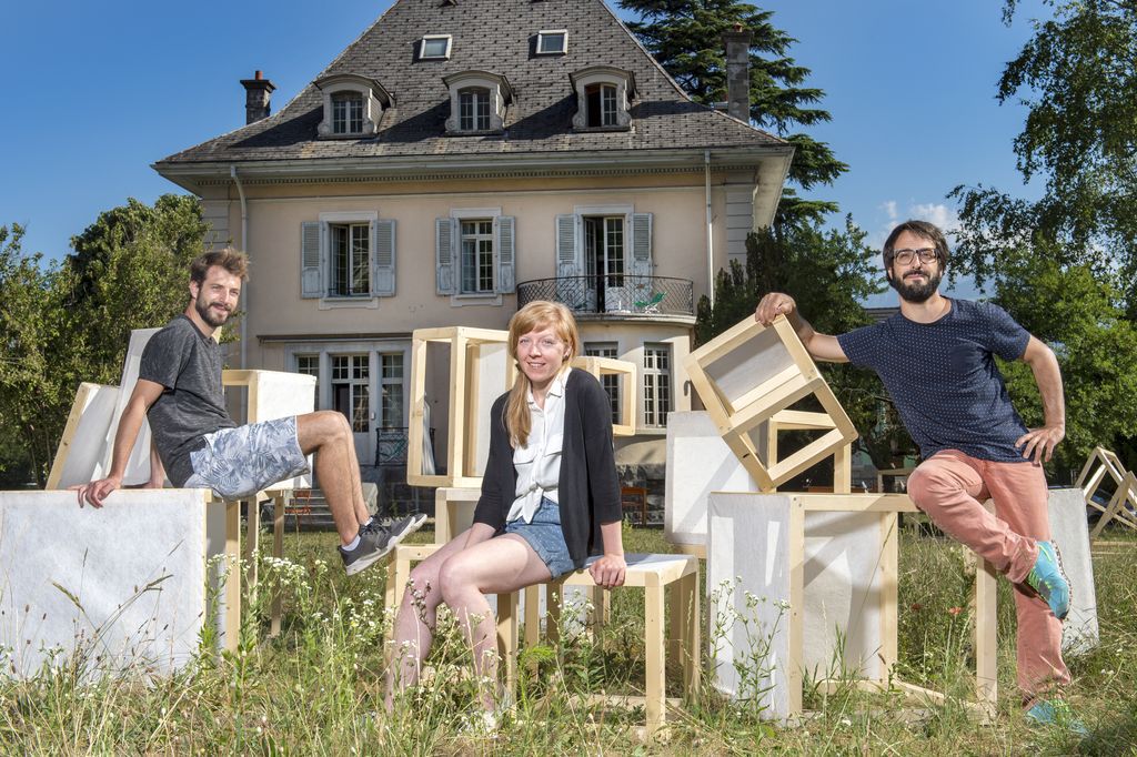 Julien Moret, Maud Richard et Matthieu Monnard invitent petits et grands à venir s'amuser avec les modules en bois et en toile installés dans le parc de la Maison Blanche.