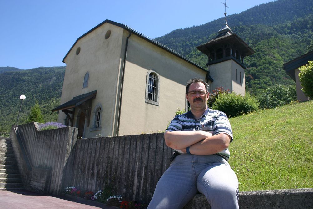 Pascal Biselx devant la chapelle du Guercet, une curiosité architecturale à découvrir.