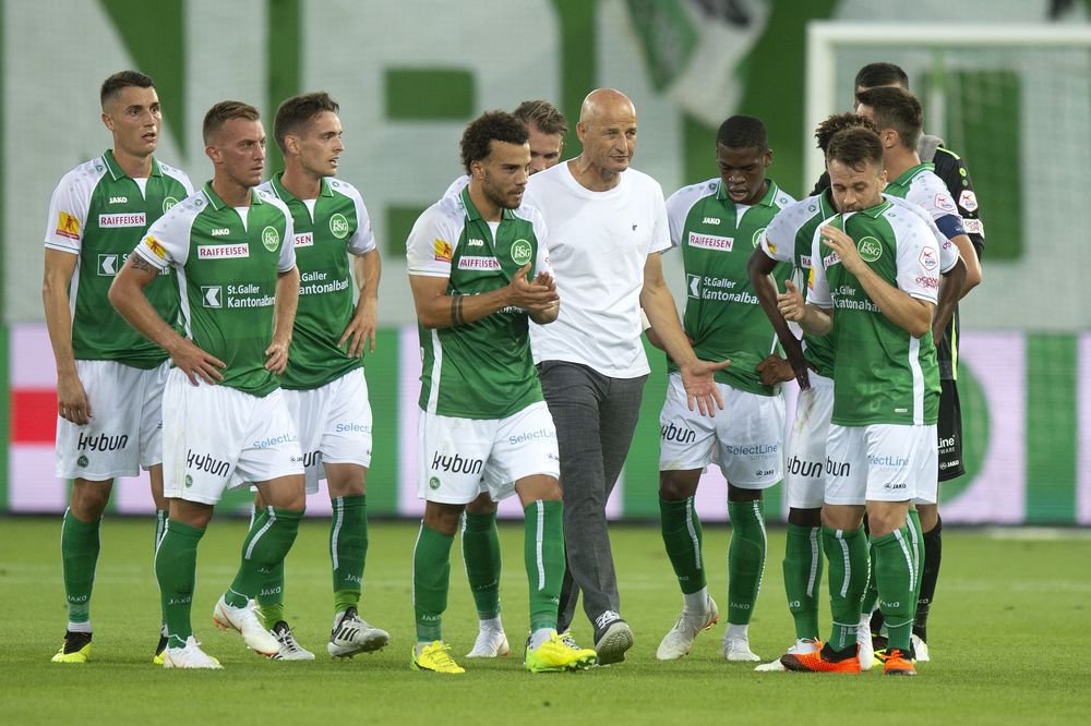 Peter Zeidler et les joueurs du FC Saint-Gall quittent le terrain après leur victoire face à Sarpsborg. 