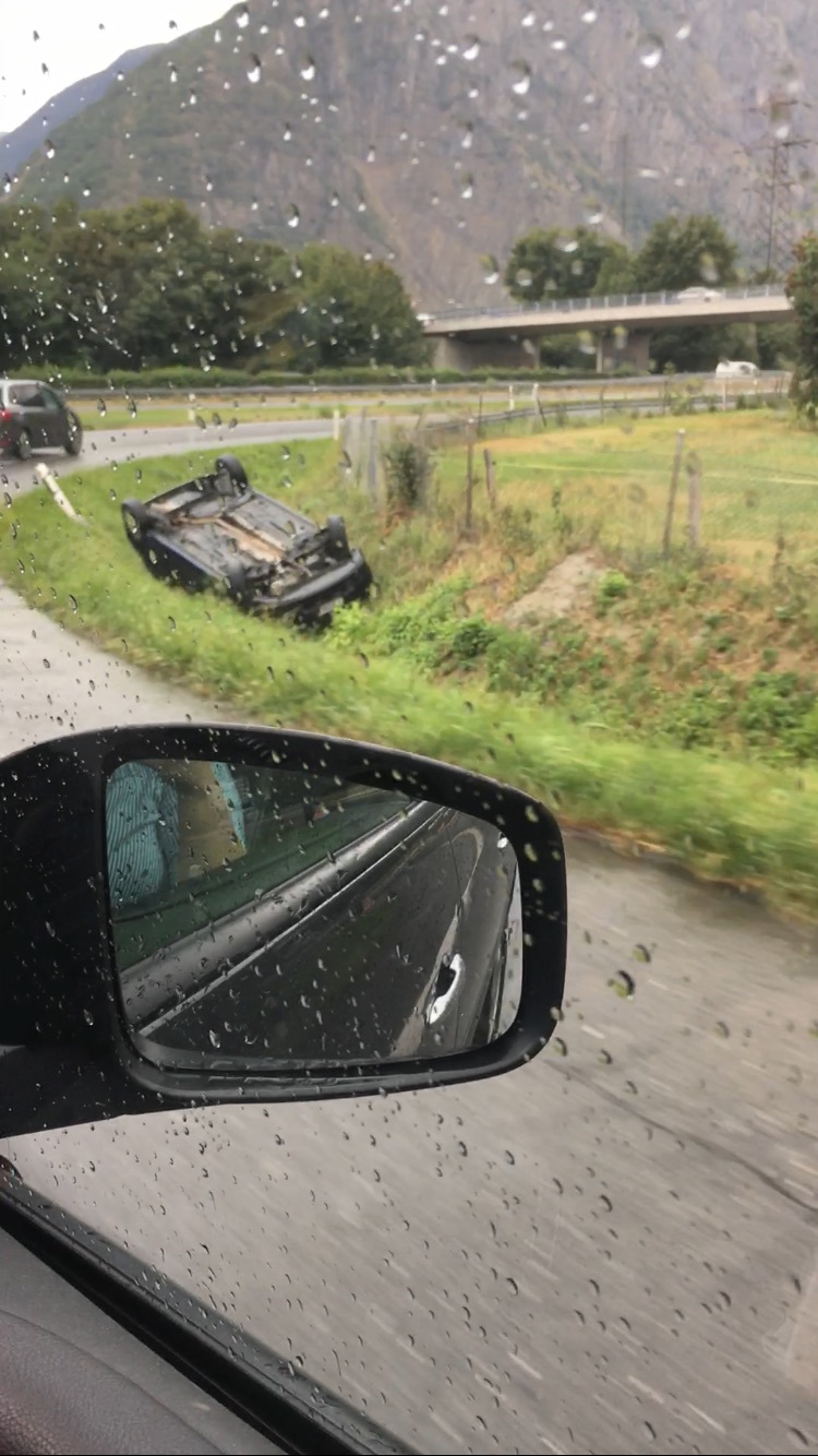 Une voiture s'est retrouvée sur le toit à Martigny.