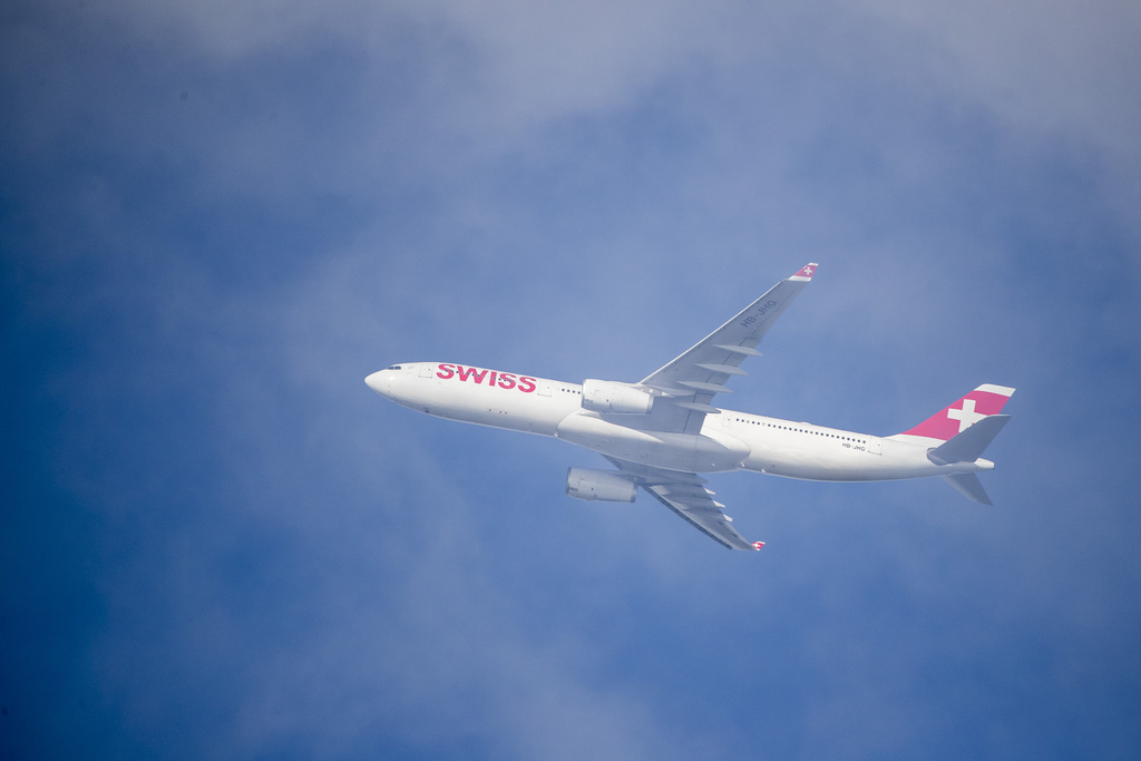 Les passagers des compagnies aériennes ne participent en rien aux coûts climatiques, bien que le trafic dans le ciel soit responsable, en Suisse, de près de 20% des émissions de gaz à effet de serre. (illustration)