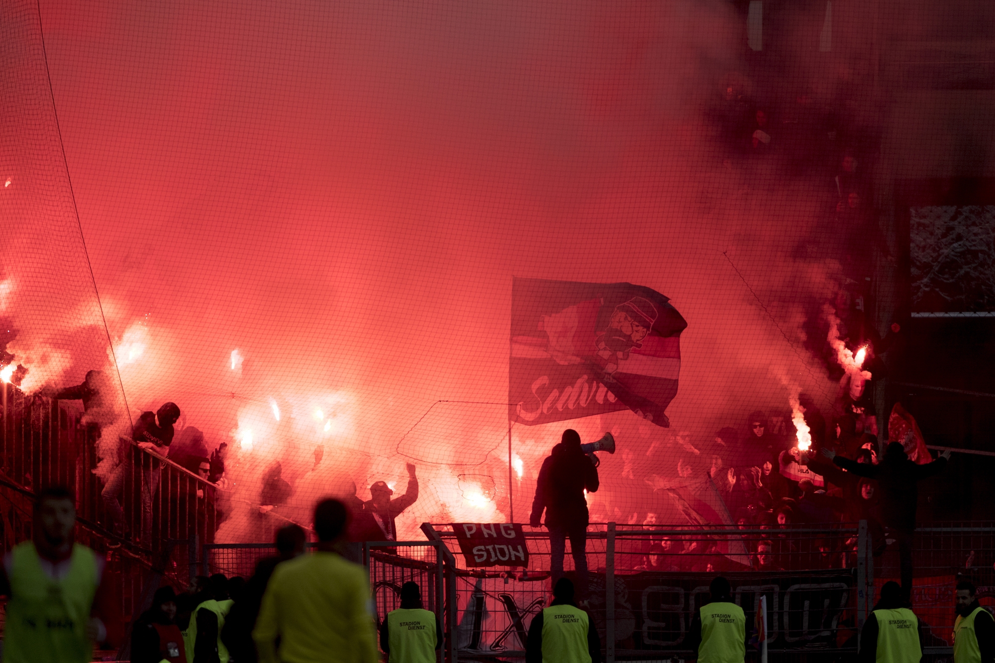 Le pétard avait explosé le 5 mars 2017 au bas du gradin nord du stade de Tourbillon, près de supporters du FC Sion. 